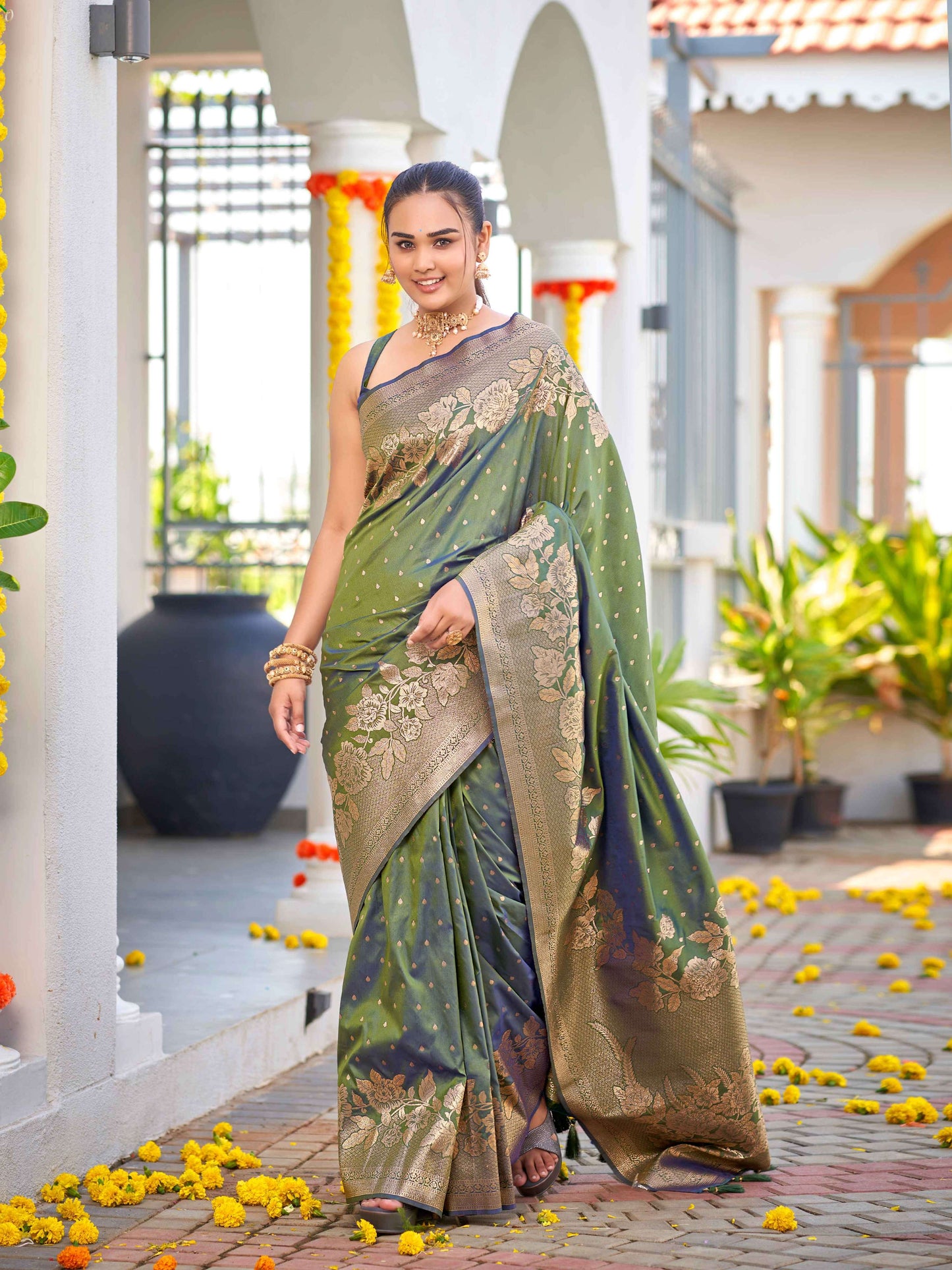 MANOHARI Banarasi Silk Blend Jacquard Work Saree - Green