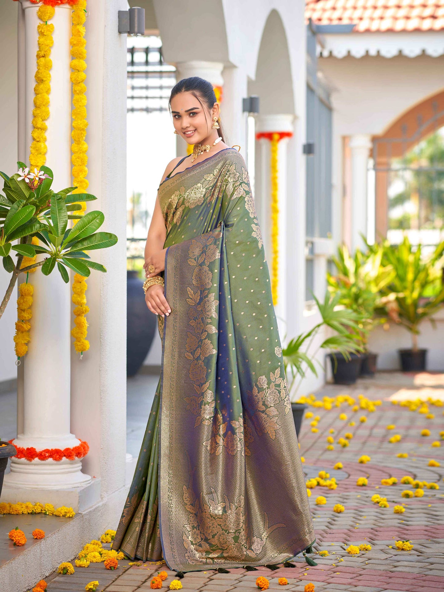 MANOHARI Banarasi Silk Blend Jacquard Work Saree - Green