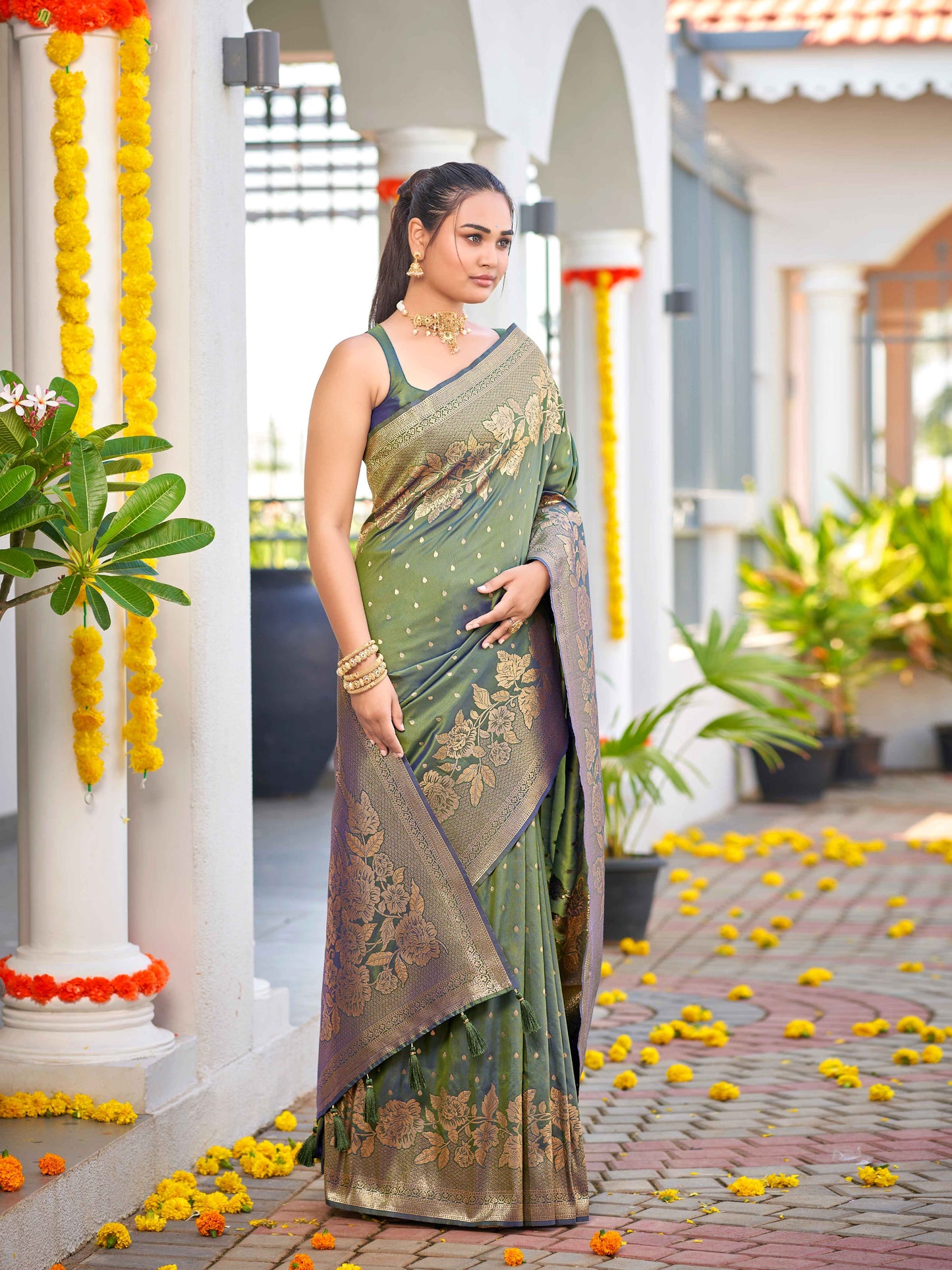MANOHARI Banarasi Silk Blend Jacquard Work Saree - Green