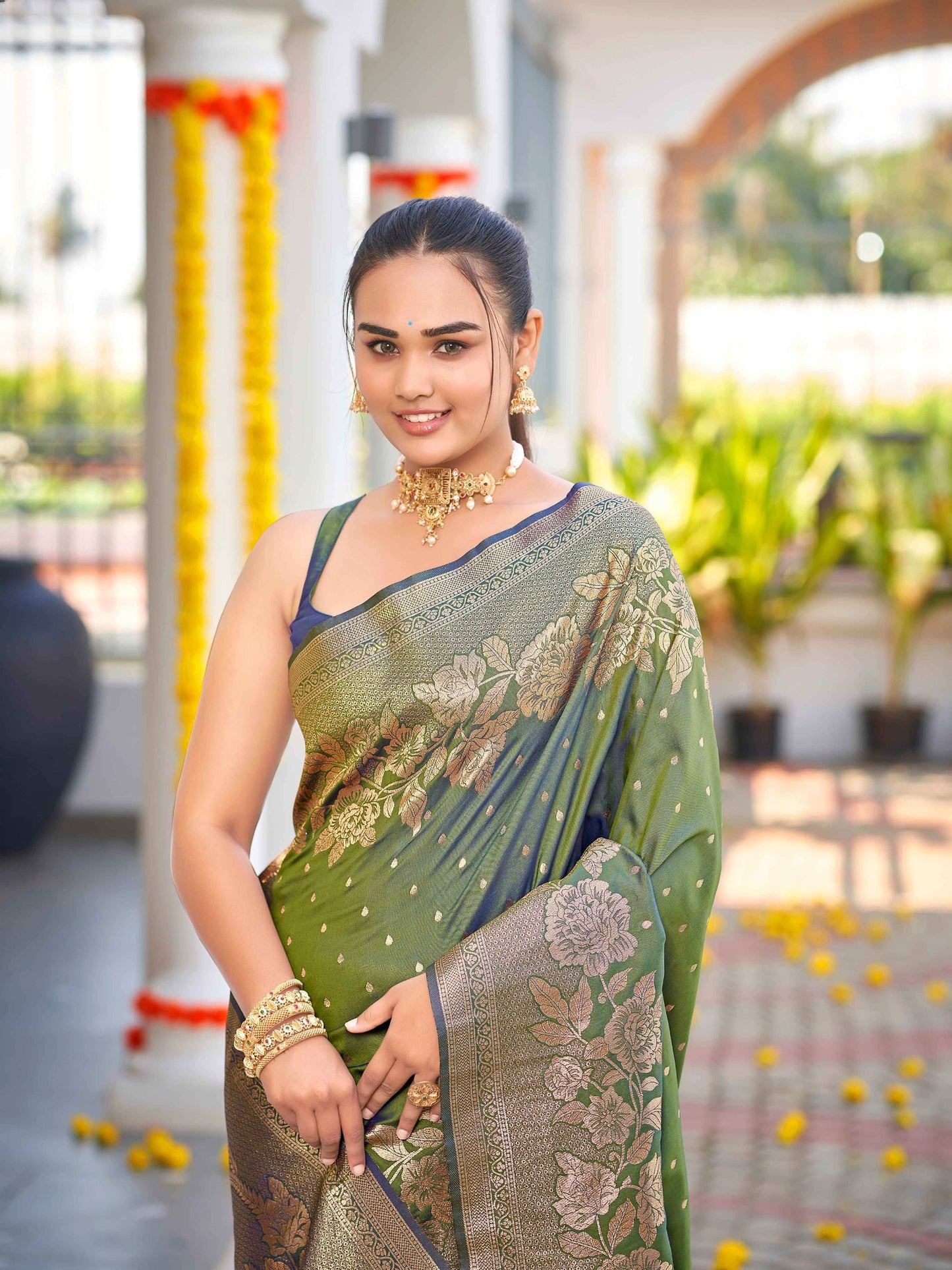 MANOHARI Banarasi Silk Blend Jacquard Work Saree - Green