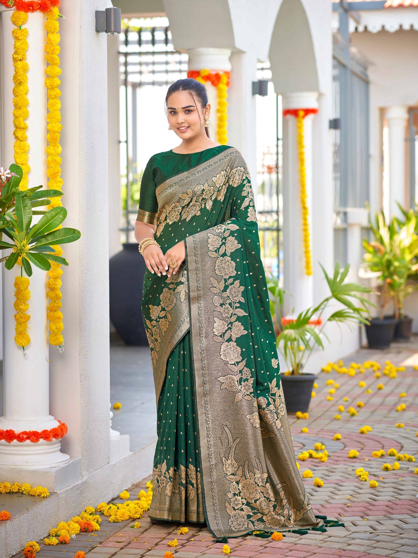 MANOHARI Banarasi Silk Blend Jacquard Work Saree - Green