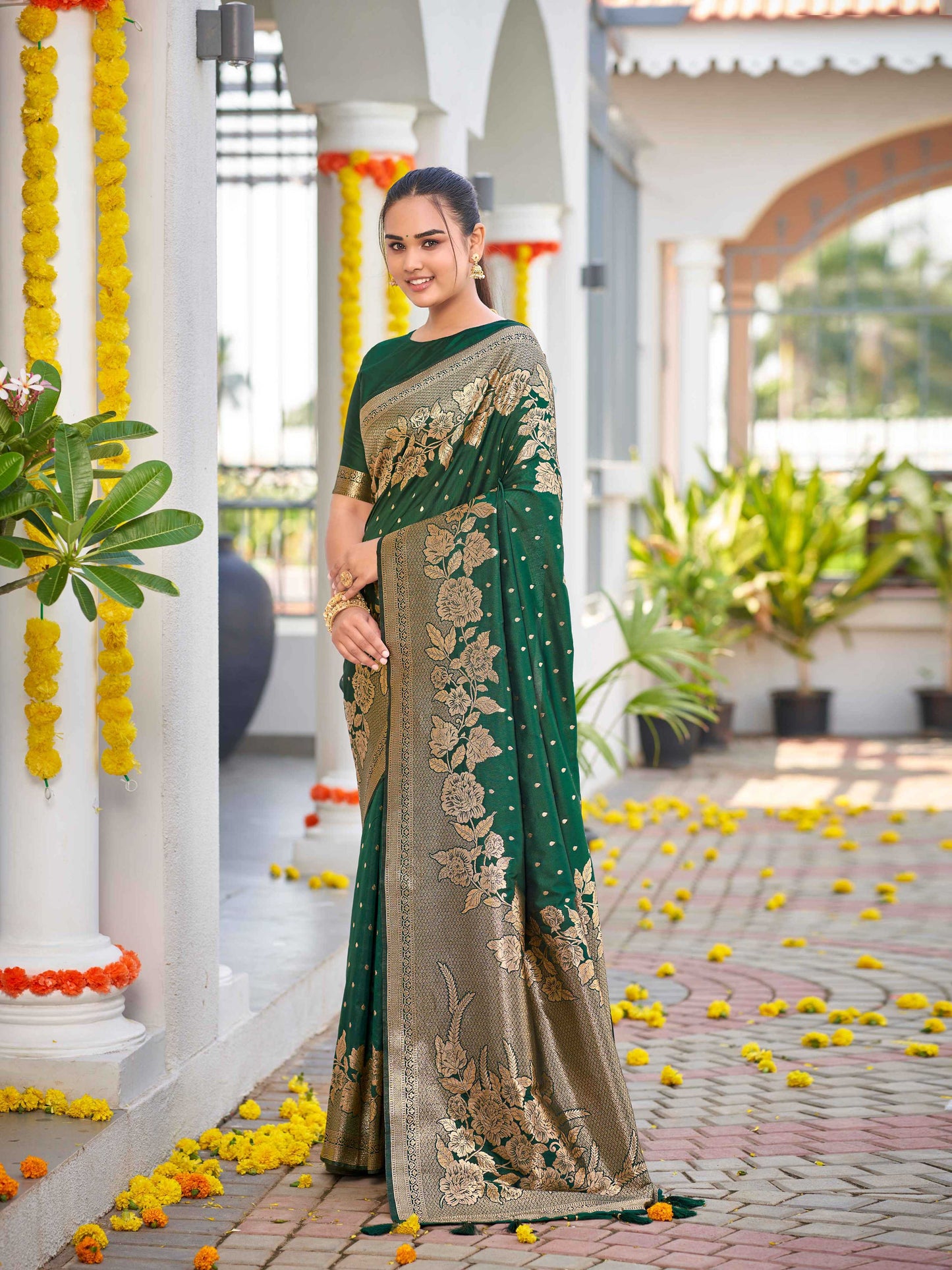 MANOHARI Banarasi Silk Blend Jacquard Work Saree - Green