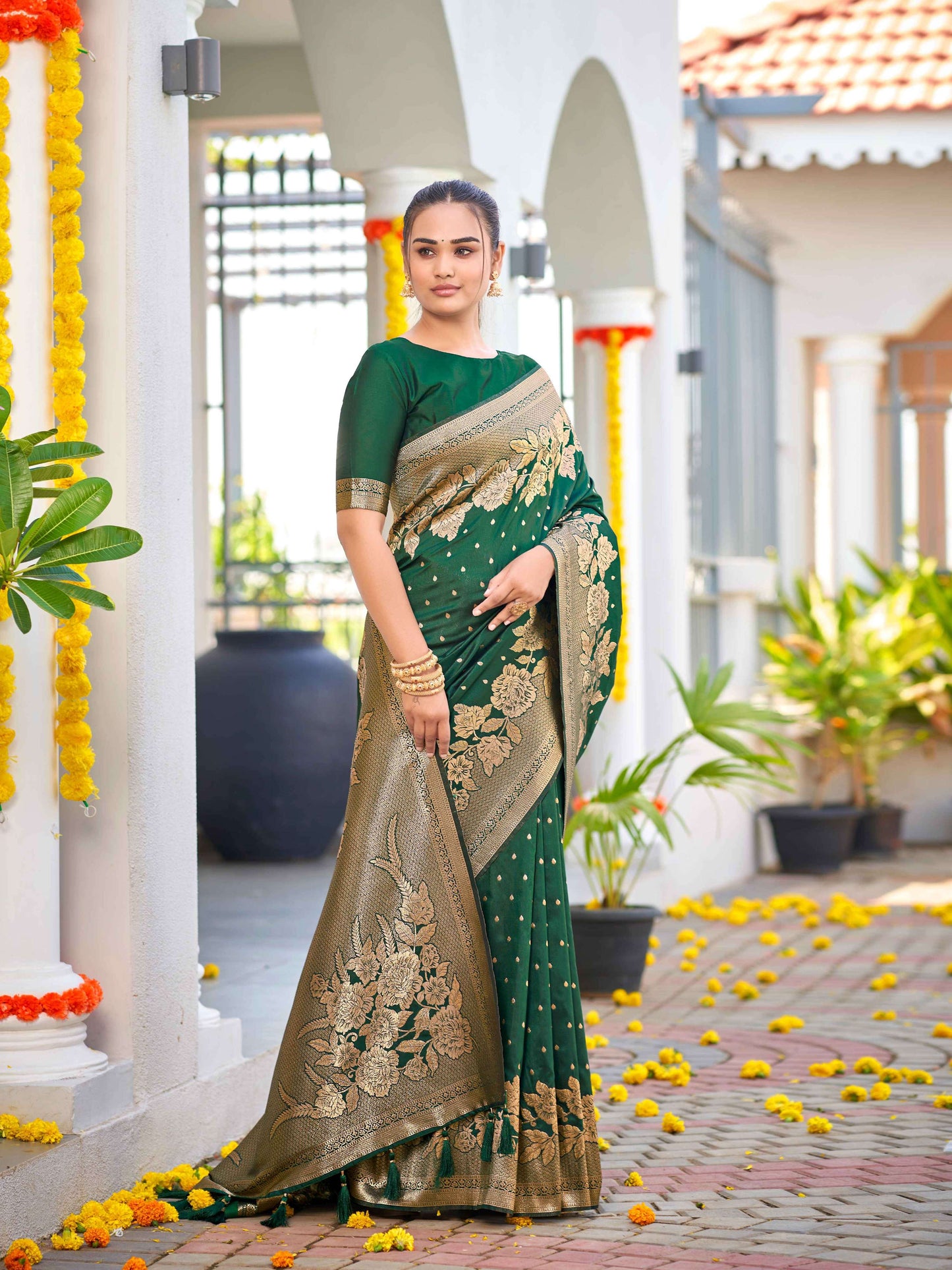 MANOHARI Banarasi Silk Blend Jacquard Work Saree - Green