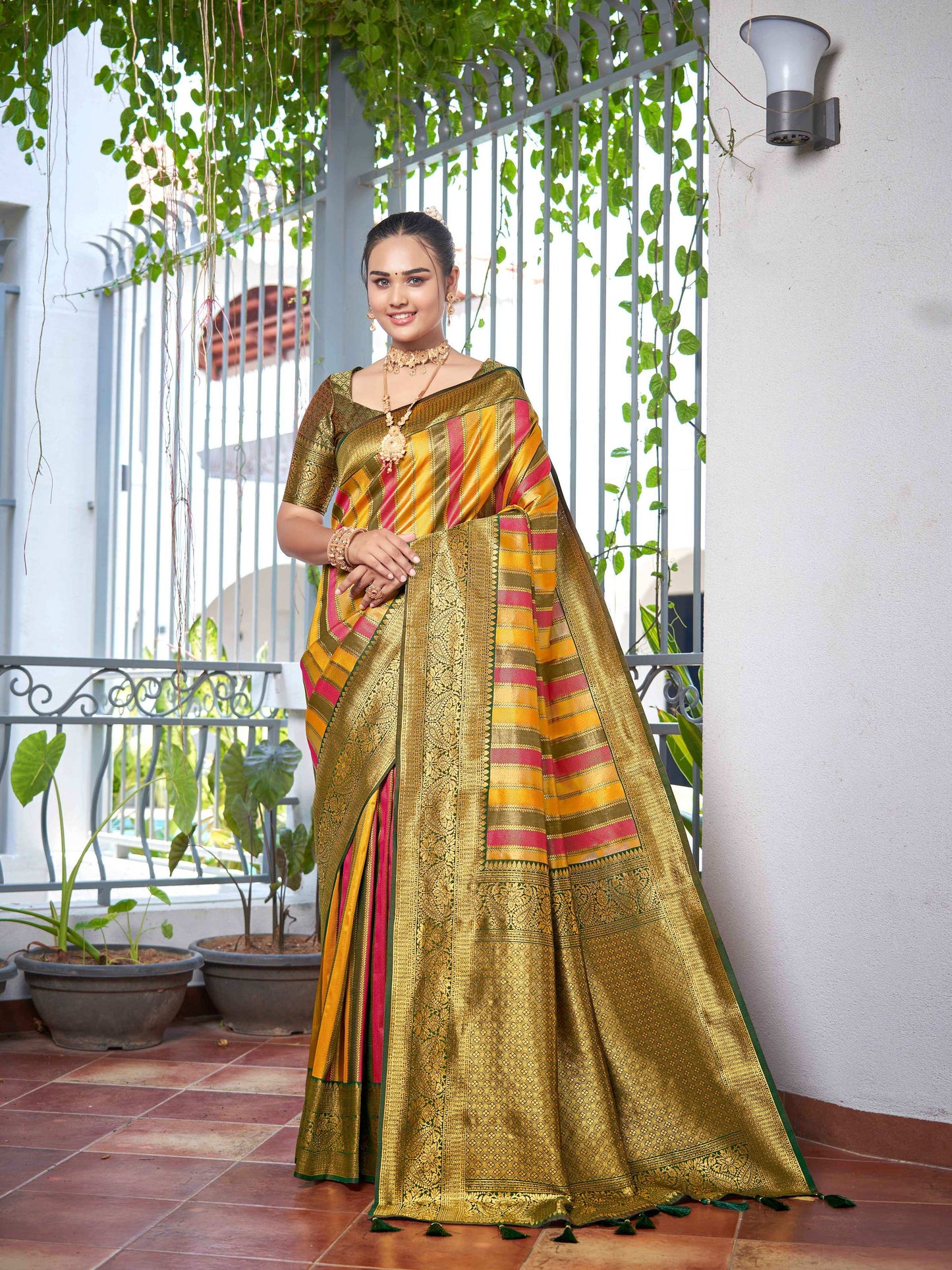 MANOHARI Banarasi Silk Blend Jacquard Work Saree - Green