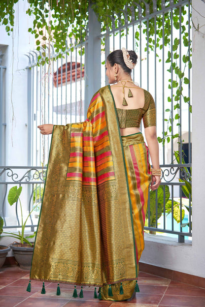 MANOHARI Banarasi Silk Blend Jacquard Work Saree - Green