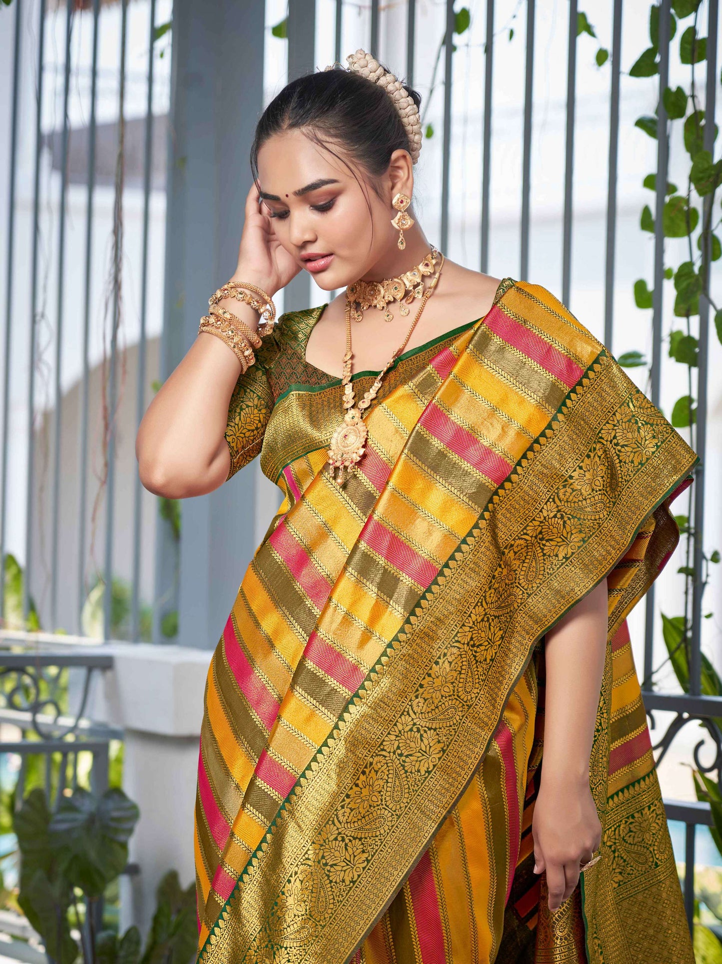 MANOHARI Banarasi Silk Blend Jacquard Work Saree - Green