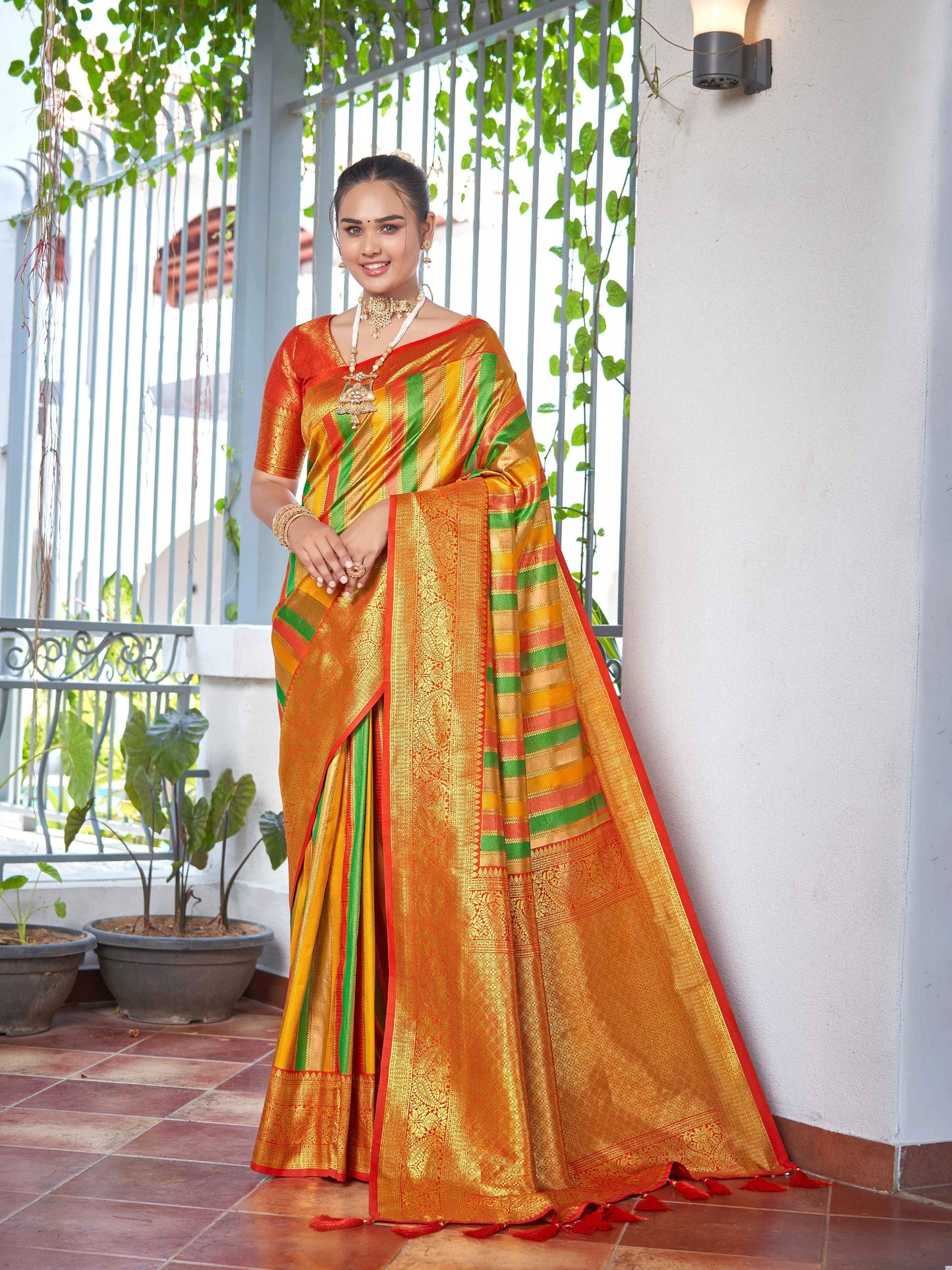 MANOHARI Banarasi Silk Blend Jacquard Work Saree - Red