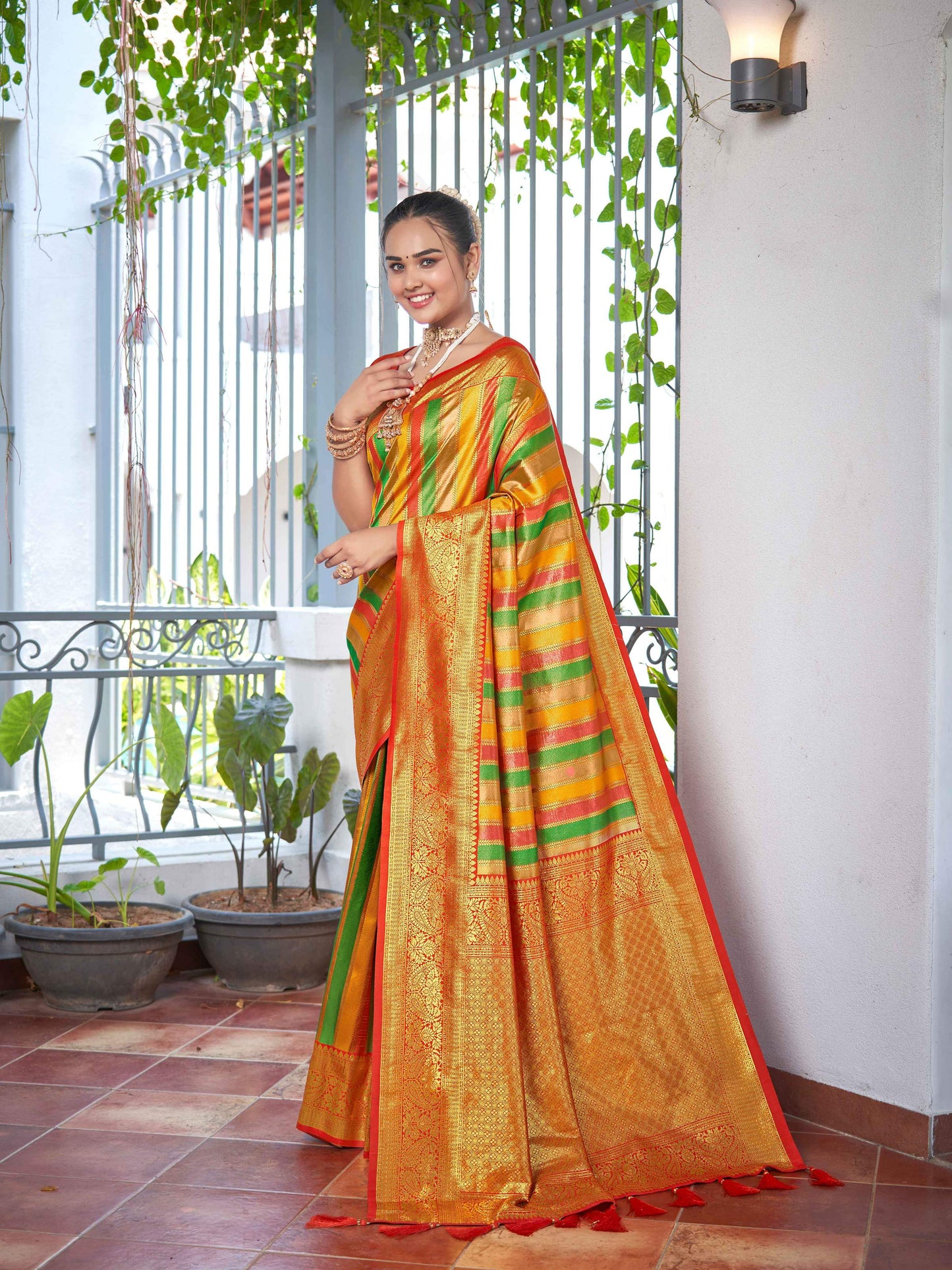 MANOHARI Banarasi Silk Blend Jacquard Work Saree - Red