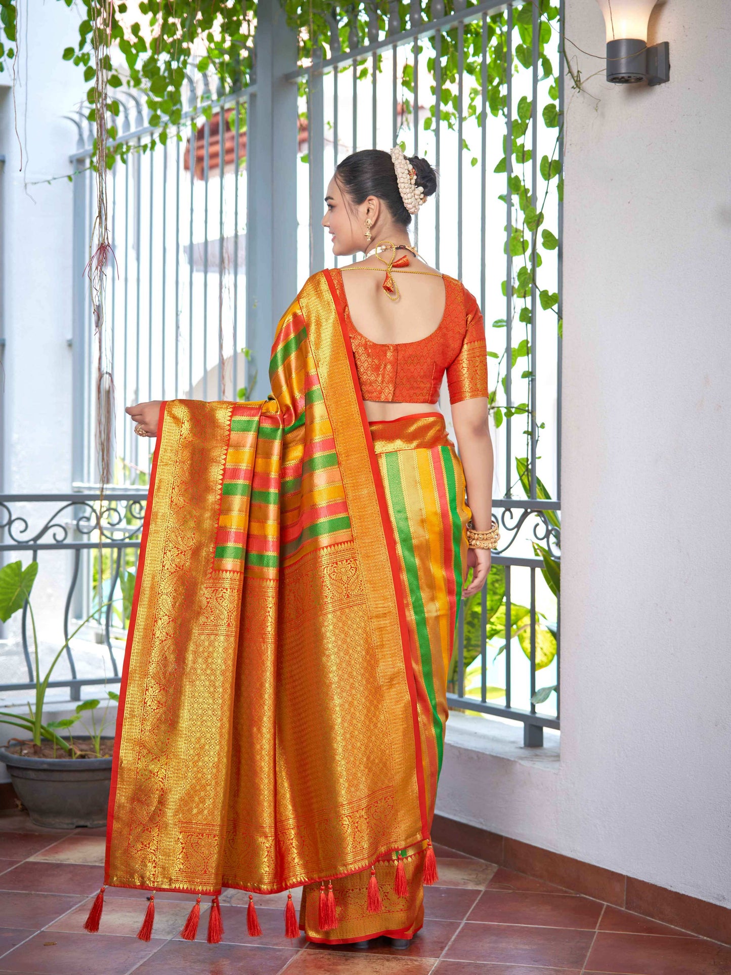 MANOHARI Banarasi Silk Blend Jacquard Work Saree - Red