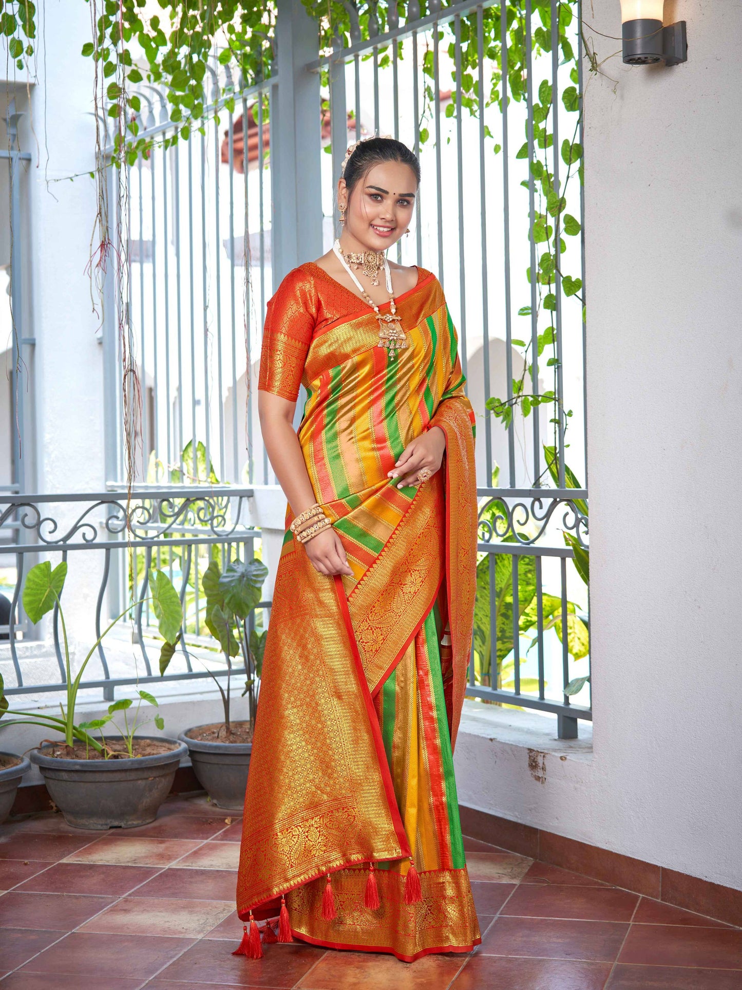 MANOHARI Banarasi Silk Blend Jacquard Work Saree - Red