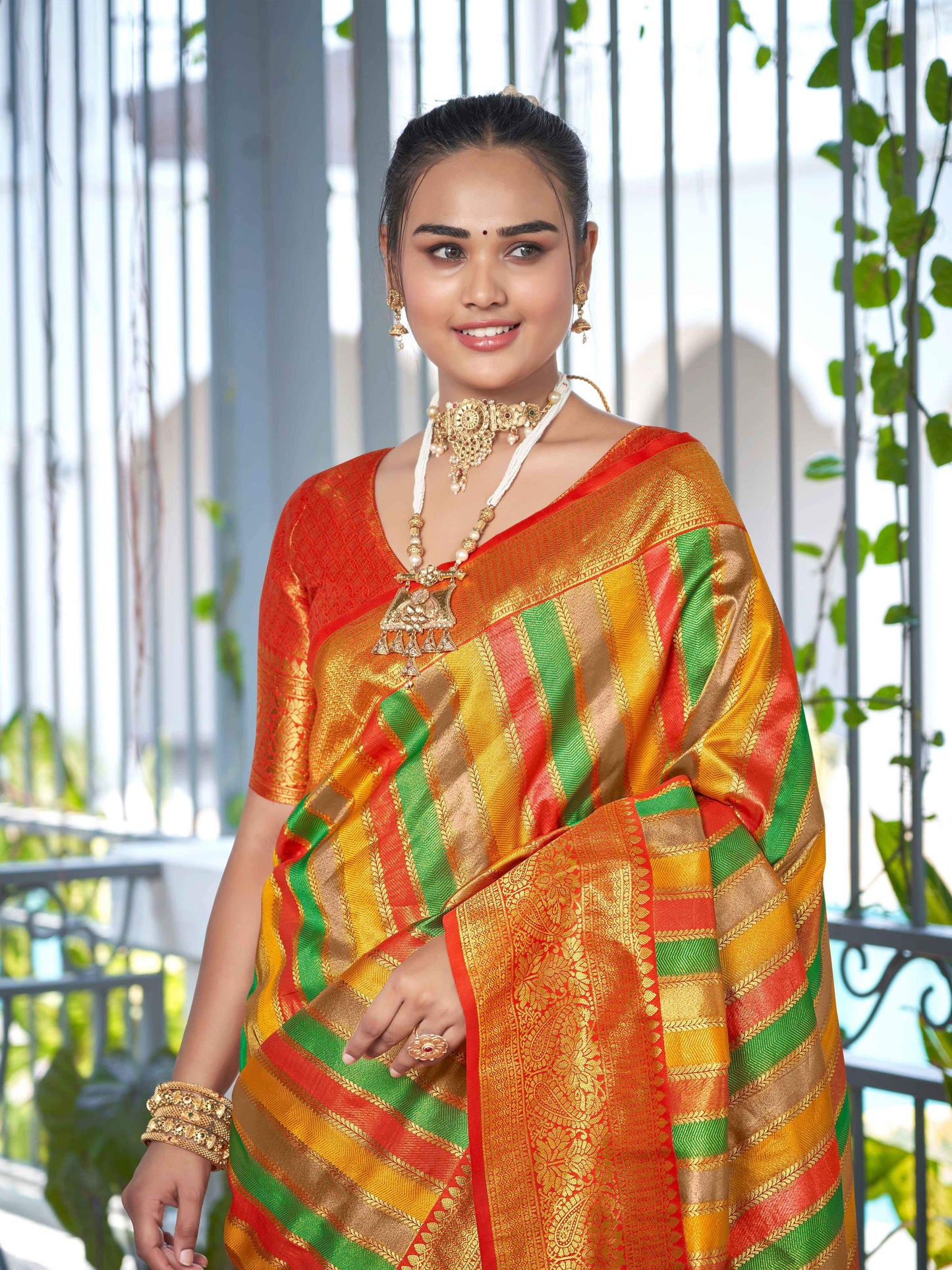 MANOHARI Banarasi Silk Blend Jacquard Work Saree - Red