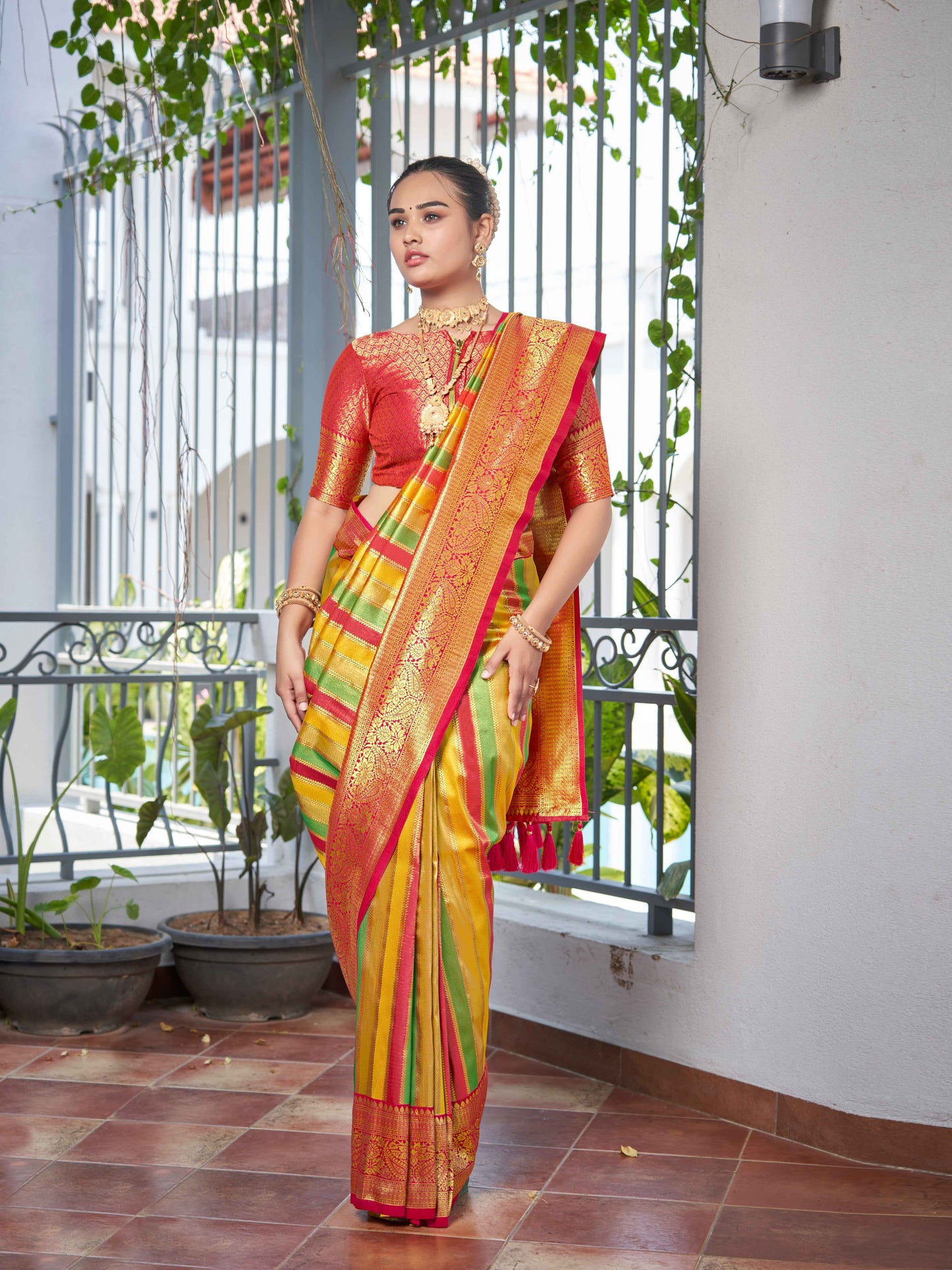 MANOHARI Banarasi Silk Blend Jacquard Work Saree - Pink