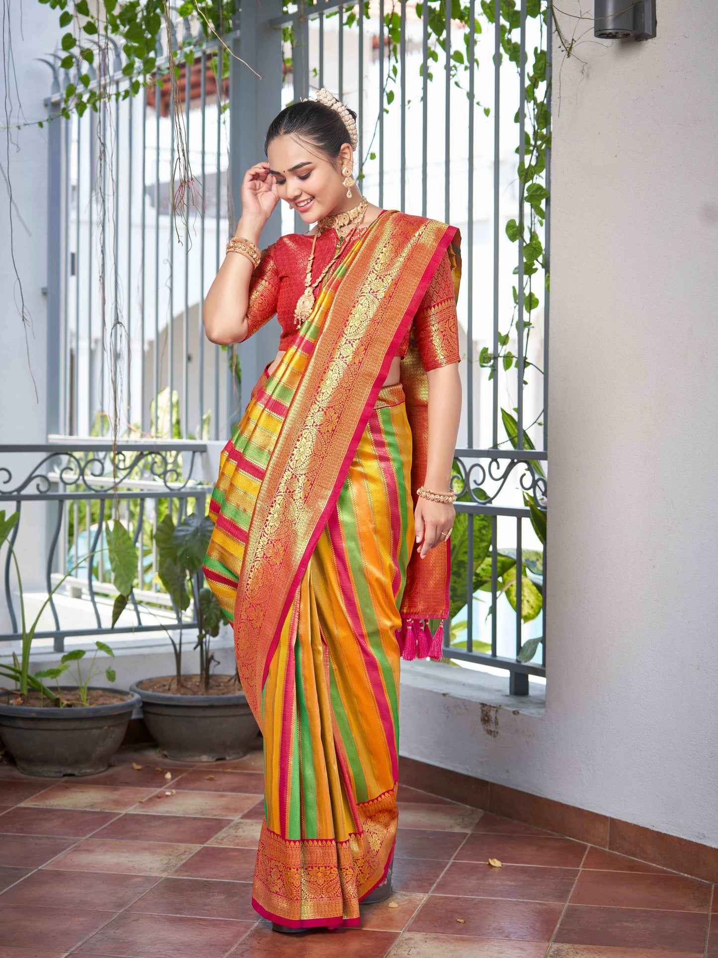 MANOHARI Banarasi Silk Blend Jacquard Work Saree - Pink