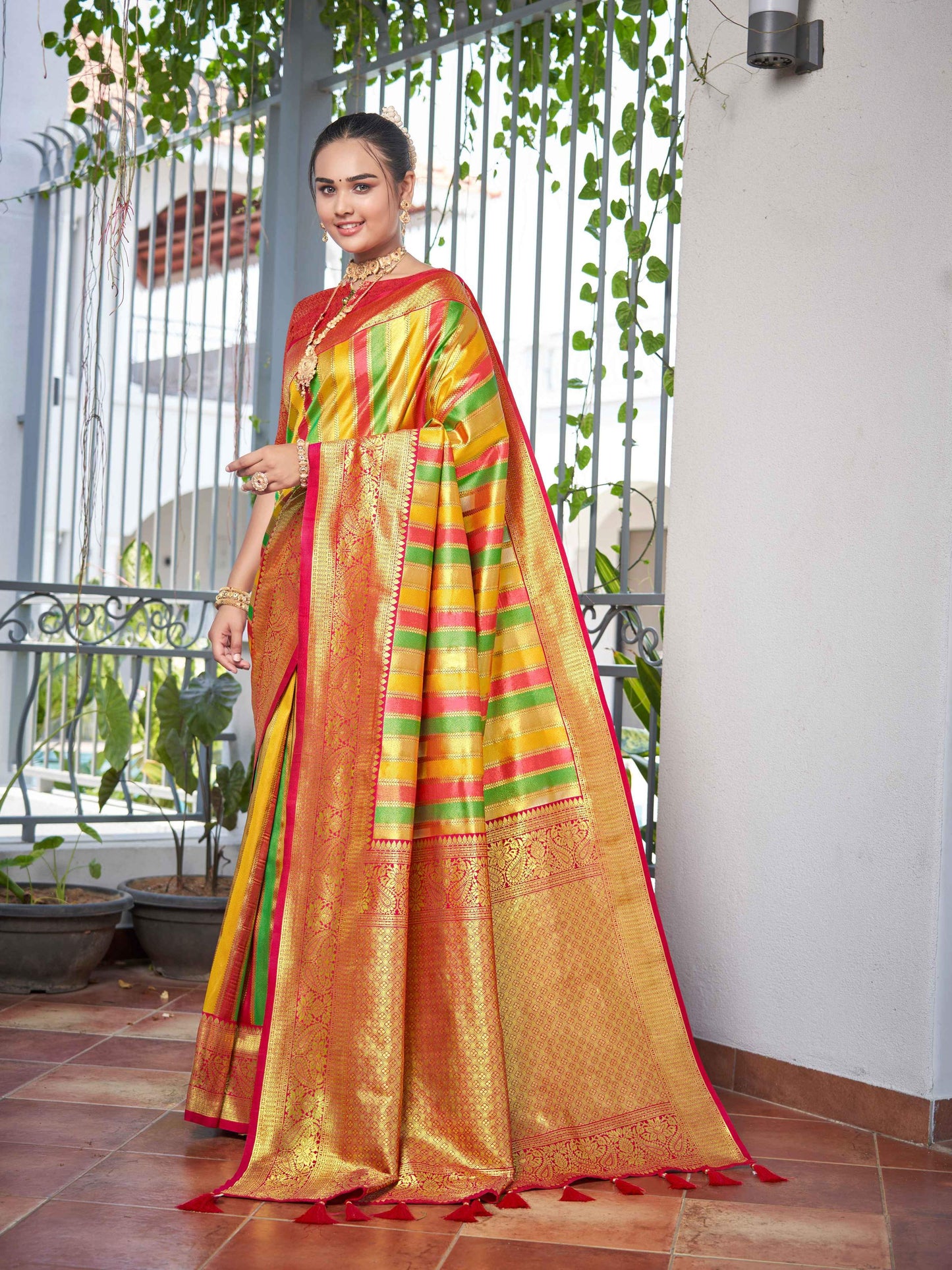 MANOHARI Banarasi Silk Blend Jacquard Work Saree - Pink
