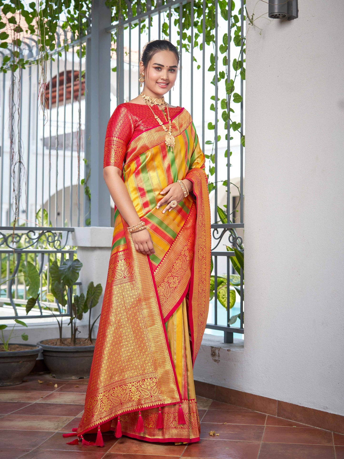 MANOHARI Banarasi Silk Blend Jacquard Work Saree - Pink