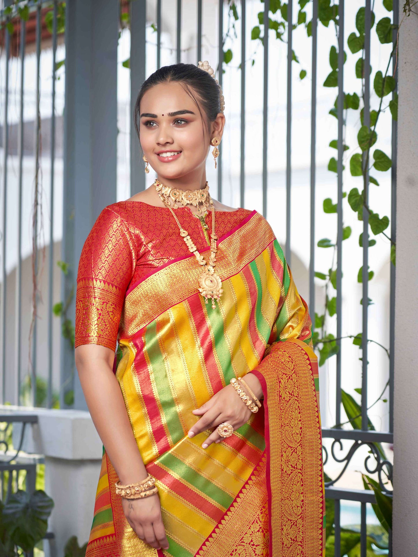 MANOHARI Banarasi Silk Blend Jacquard Work Saree - Pink