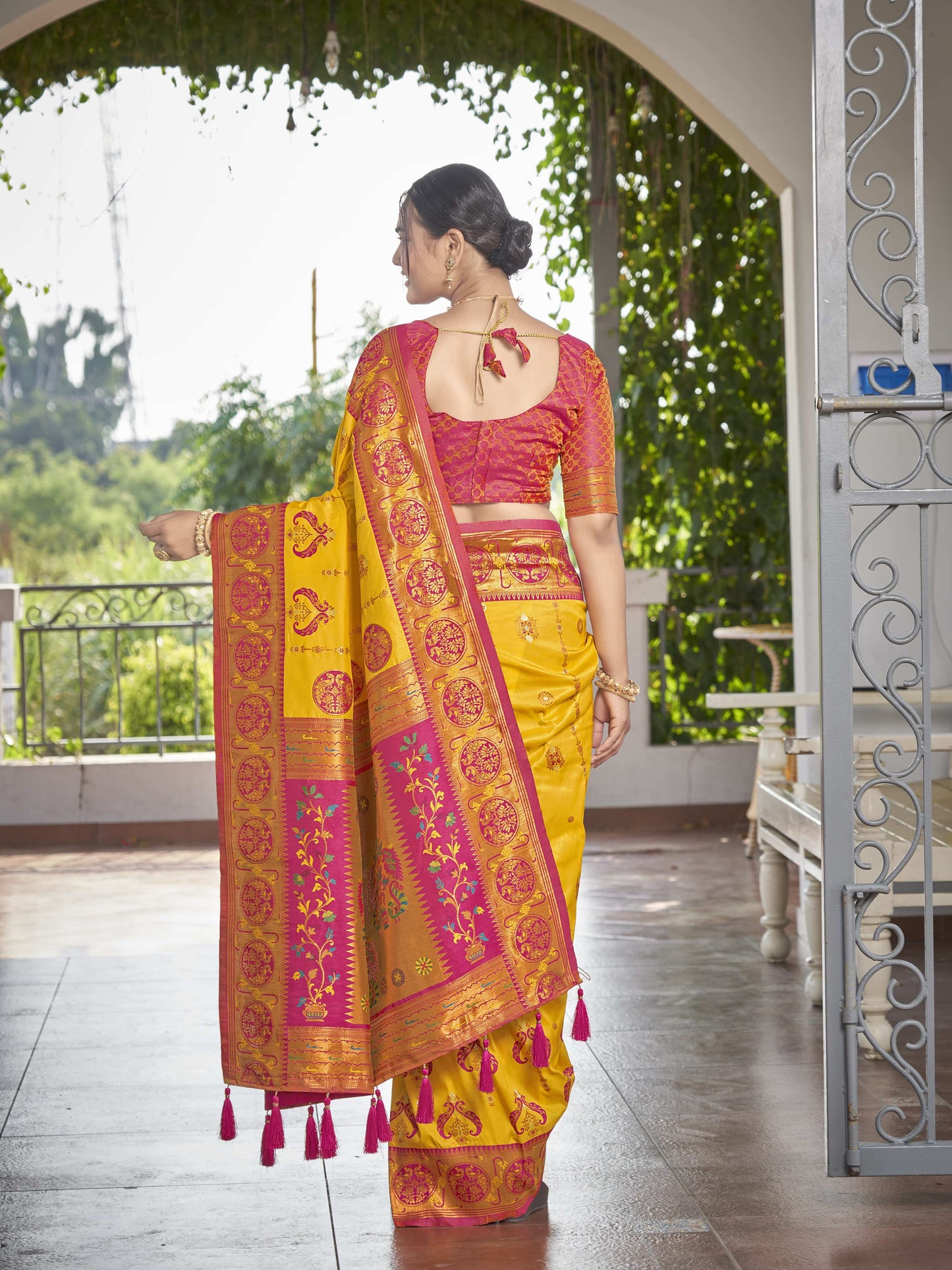 MANOHARI Banarasi Silk Blend Jacquard Work Saree - Yellow