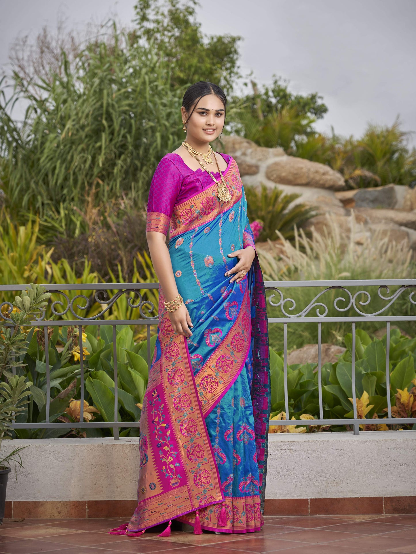 MANOHARI Banarasi Silk Blend Jacquard Work Saree - Blue