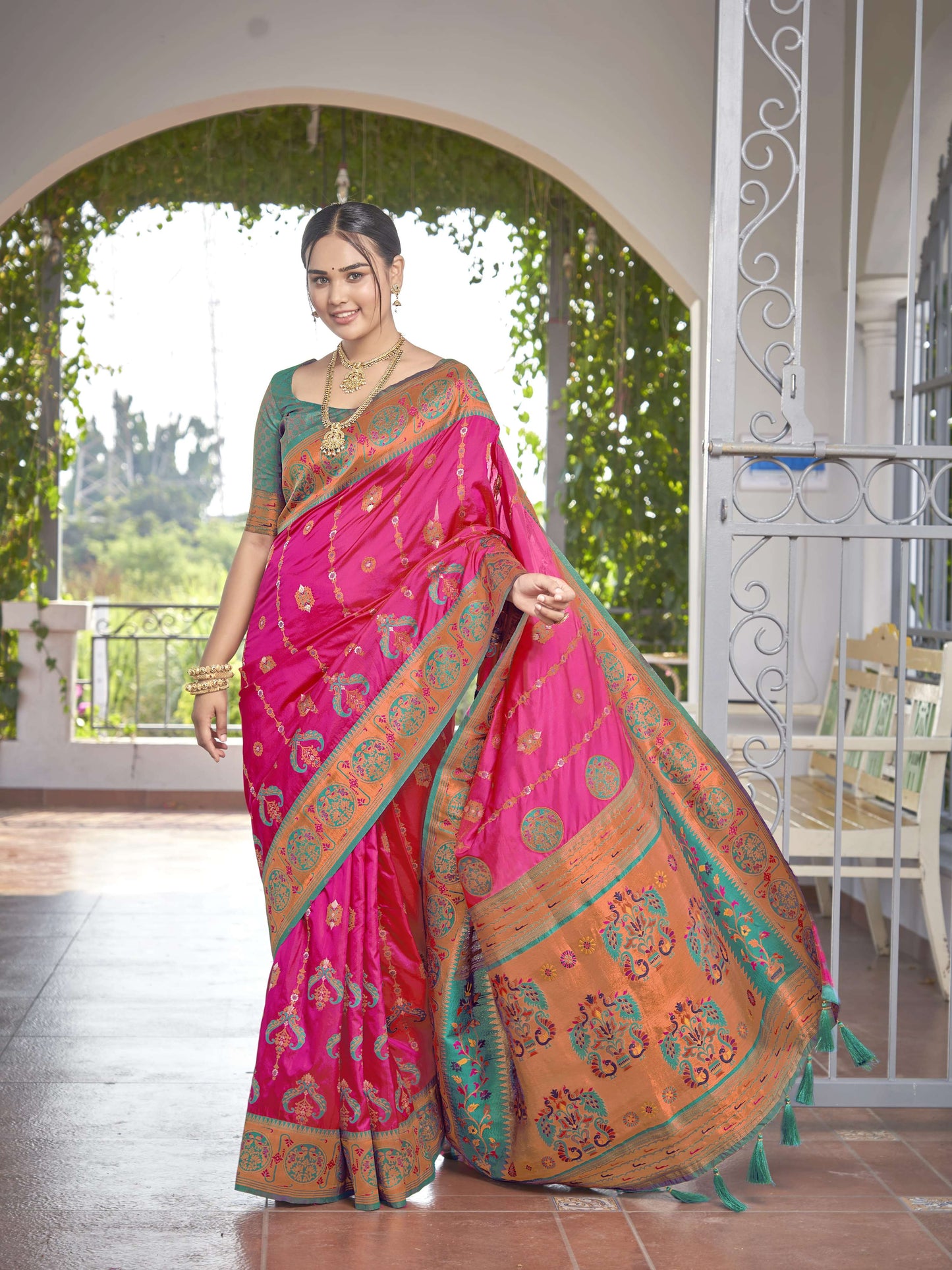 MANOHARI Banarasi Silk Blend Jacquard Work Saree - Pink