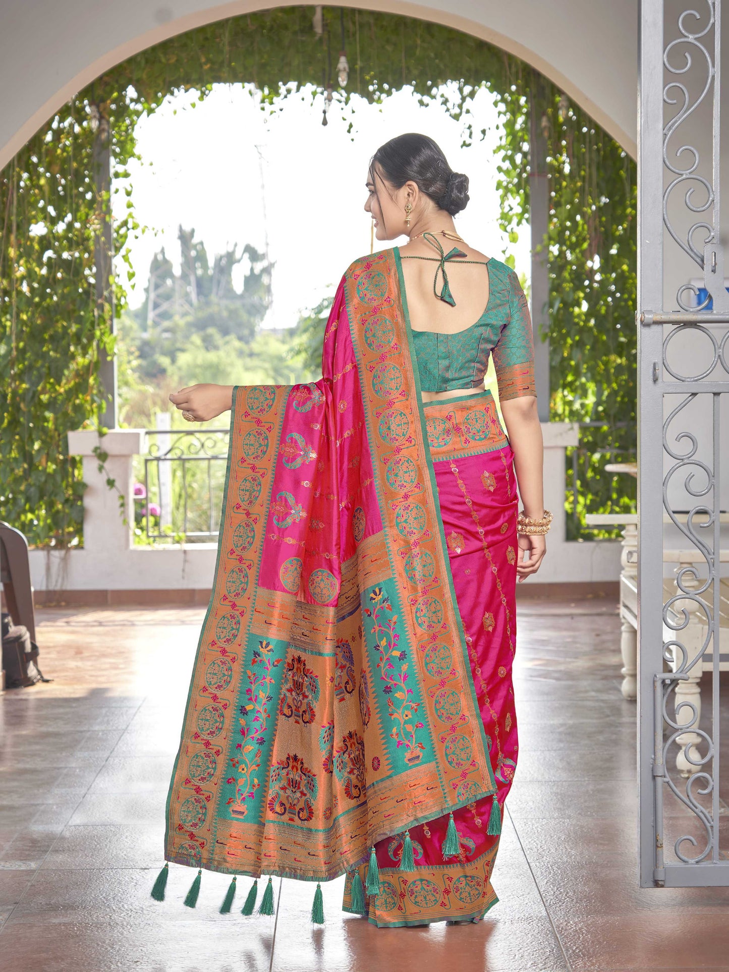 MANOHARI Banarasi Silk Blend Jacquard Work Saree - Pink