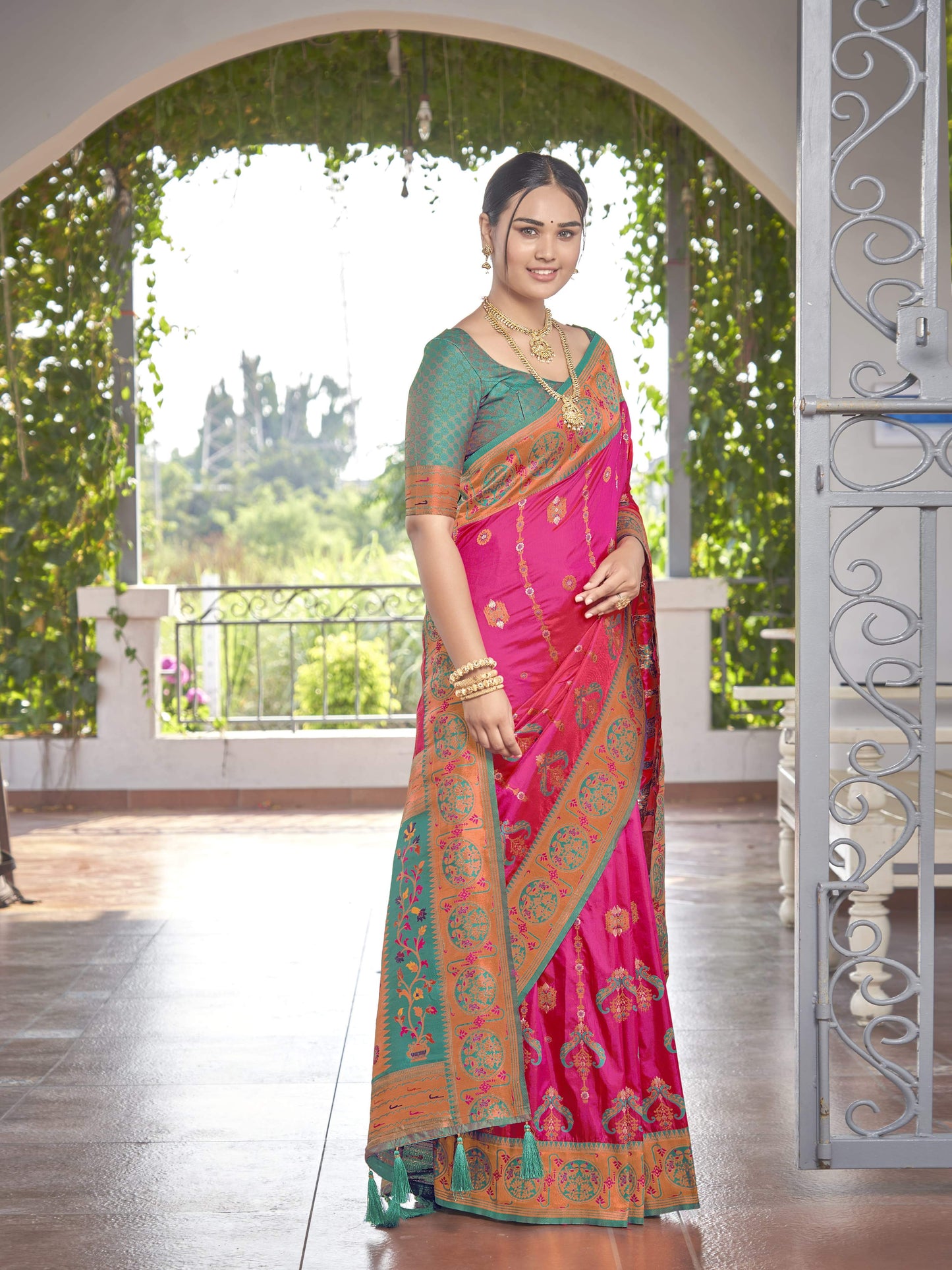 MANOHARI Banarasi Silk Blend Jacquard Work Saree - Pink