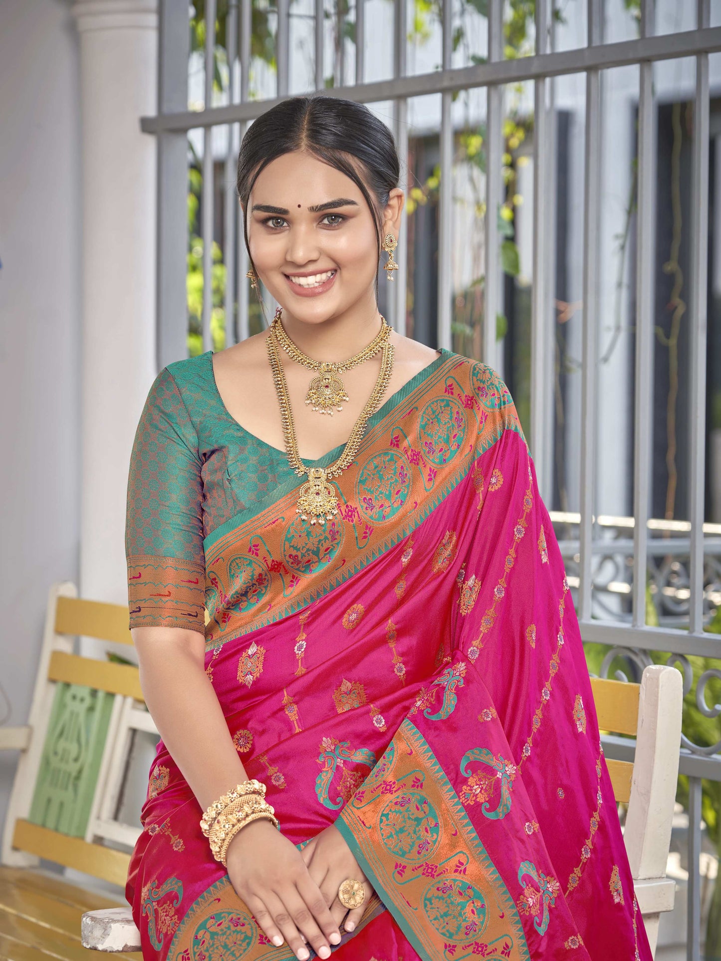 MANOHARI Banarasi Silk Blend Jacquard Work Saree - Pink