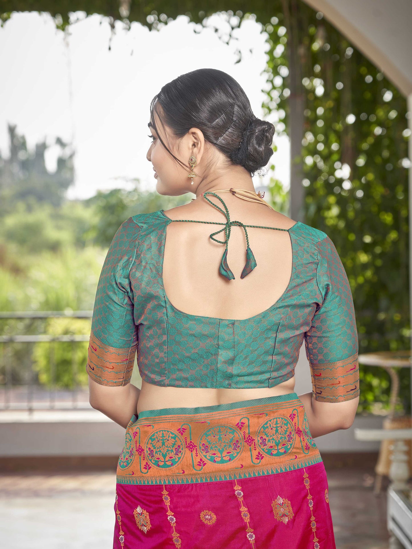 MANOHARI Banarasi Silk Blend Jacquard Work Saree - Pink
