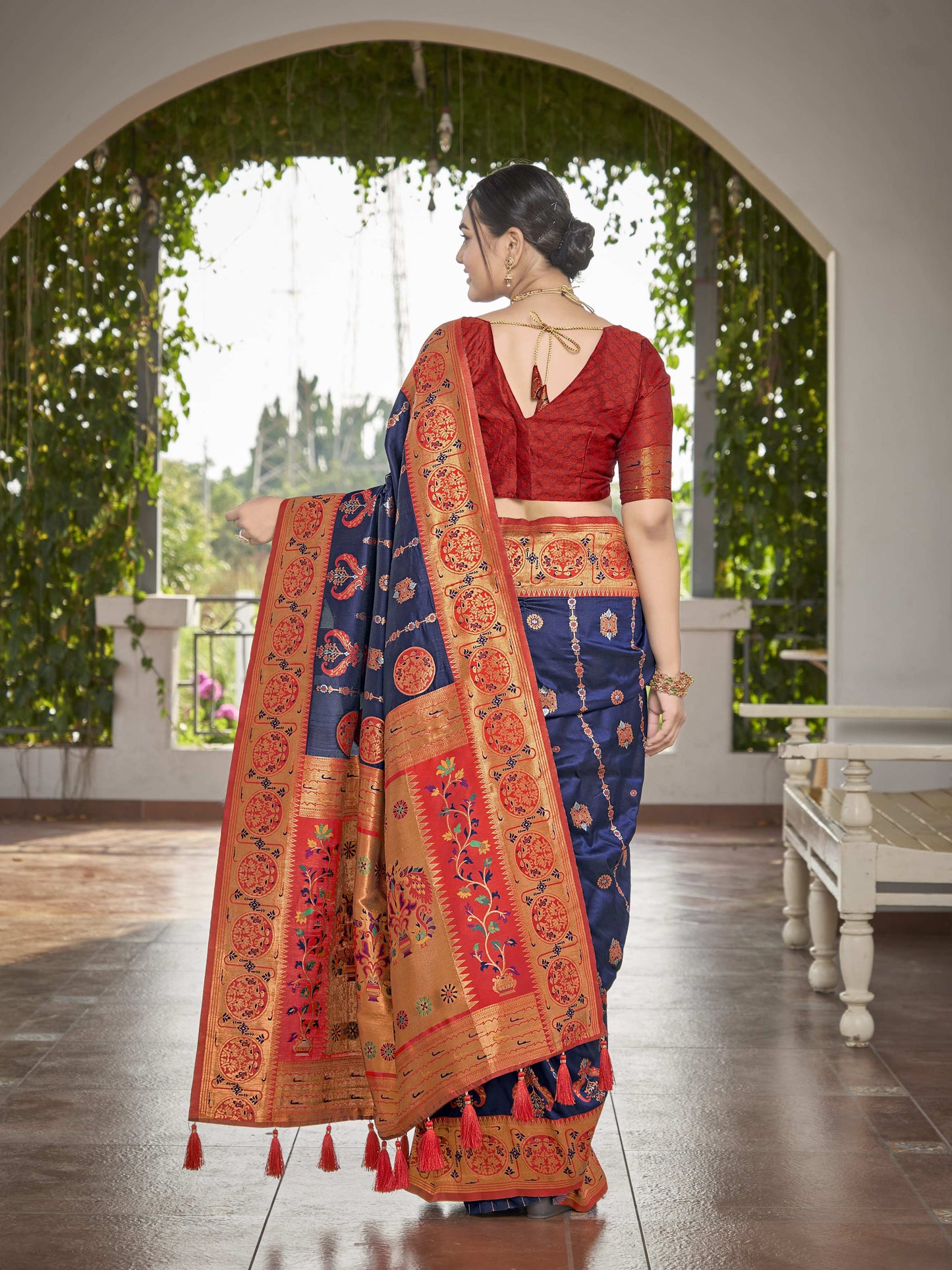 MANOHARI Banarasi Silk Blend Jacquard Work Saree - Blue