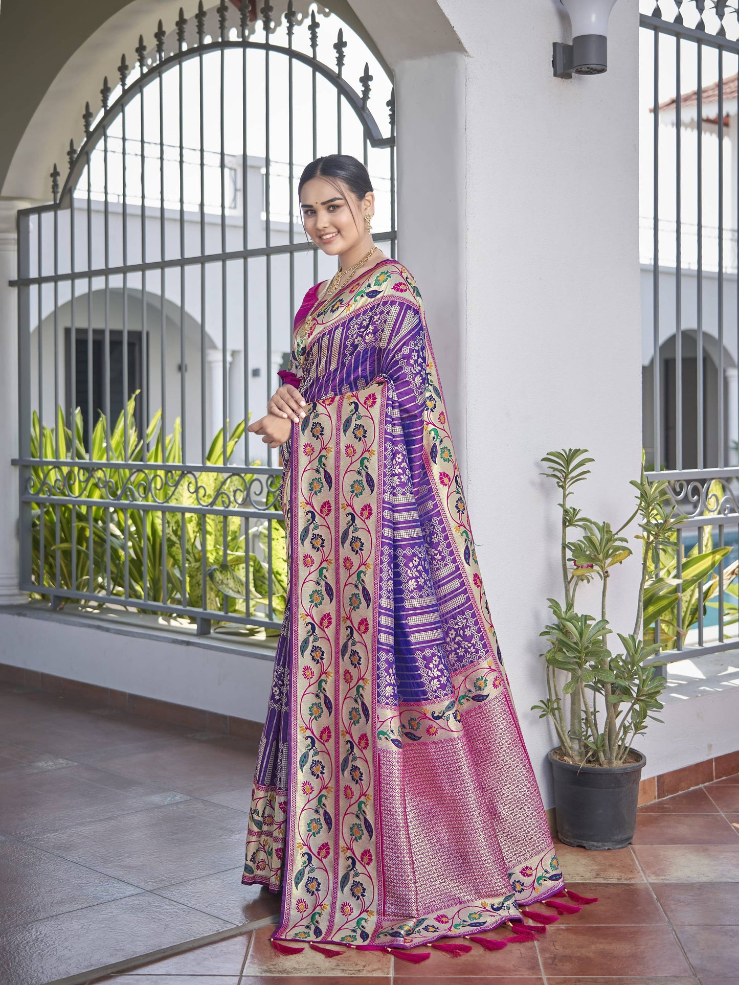 MANOHARI Banarasi Silk Blend Jacquard Work Saree - Purple