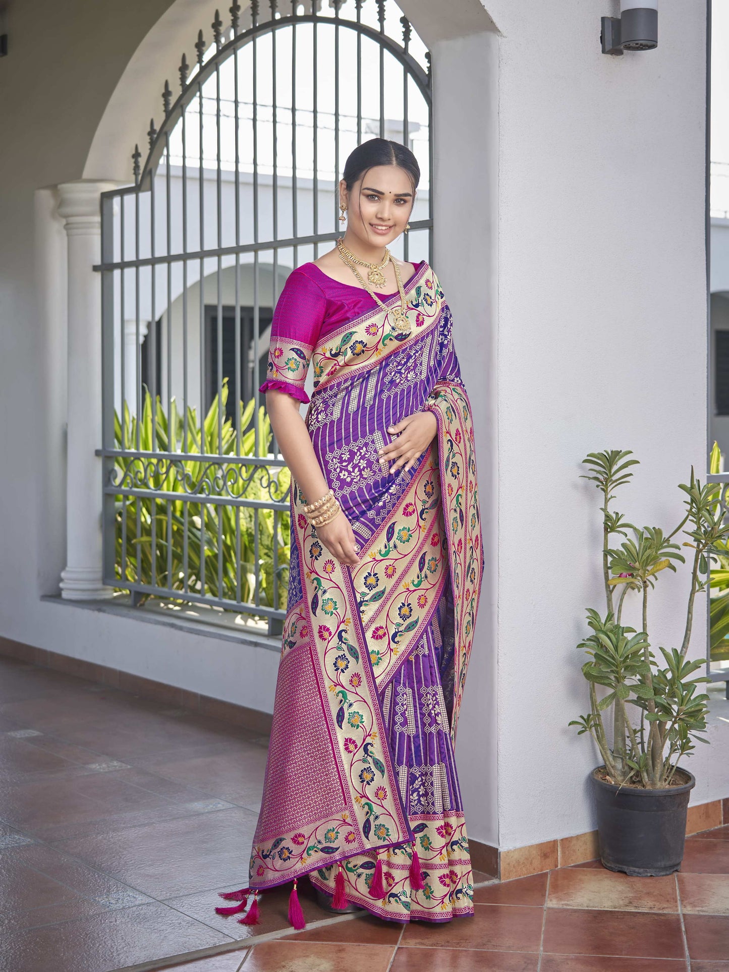 MANOHARI Banarasi Silk Blend Jacquard Work Saree - Purple