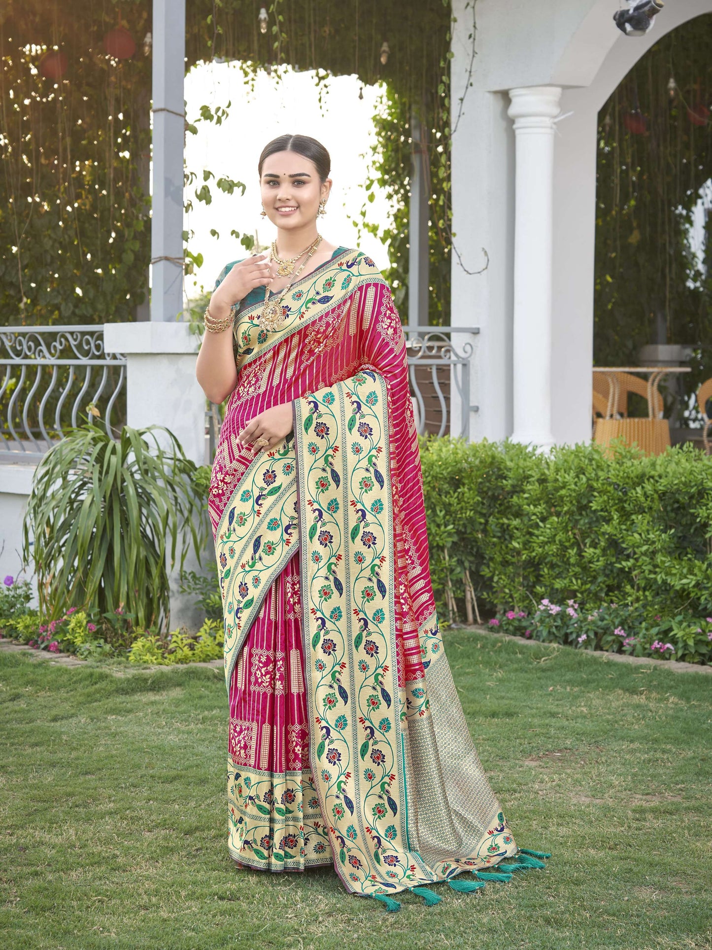 MANOHARI Banarasi Silk Blend Jacquard Work Saree - Pink