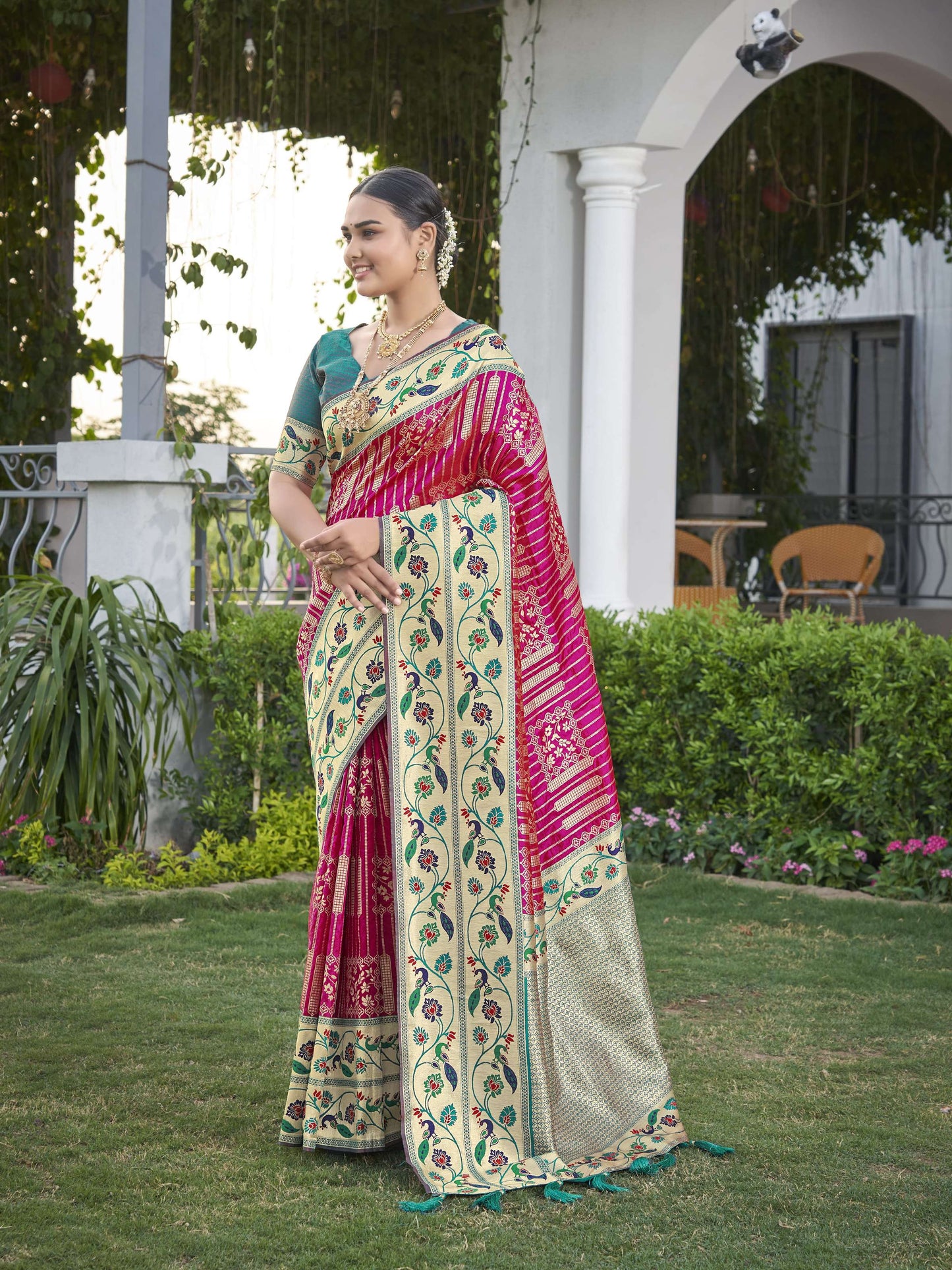 MANOHARI Banarasi Silk Blend Jacquard Work Saree - Pink
