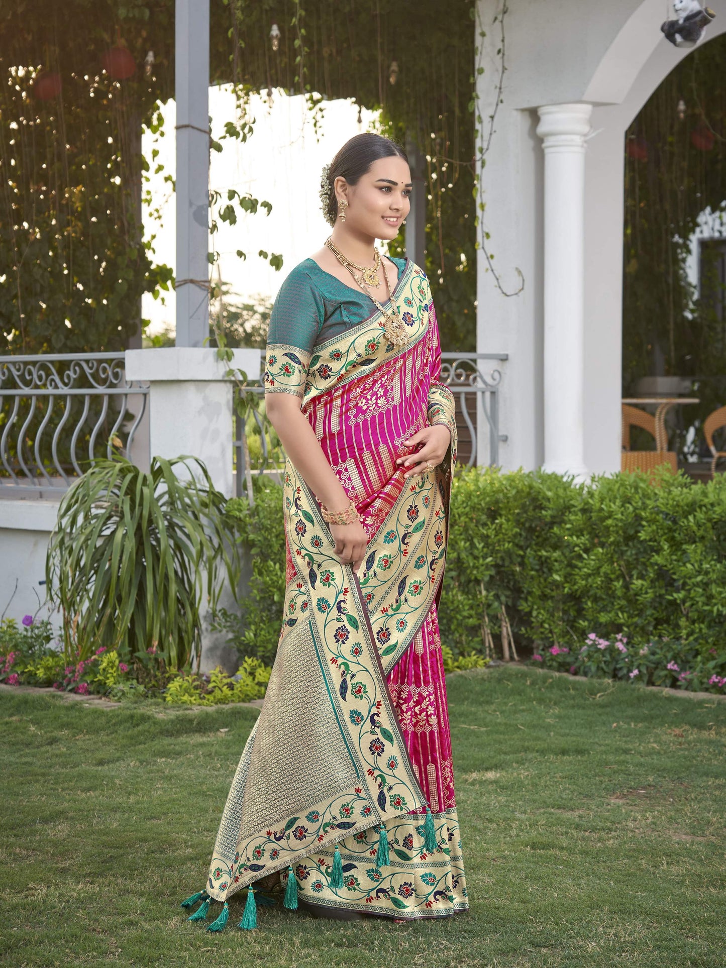 MANOHARI Banarasi Silk Blend Jacquard Work Saree - Pink