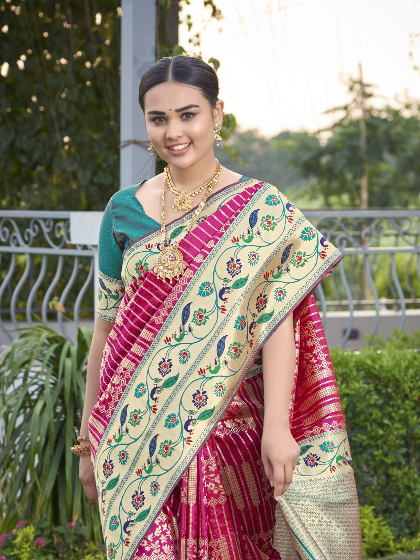 MANOHARI Banarasi Silk Blend Jacquard Work Saree - Pink