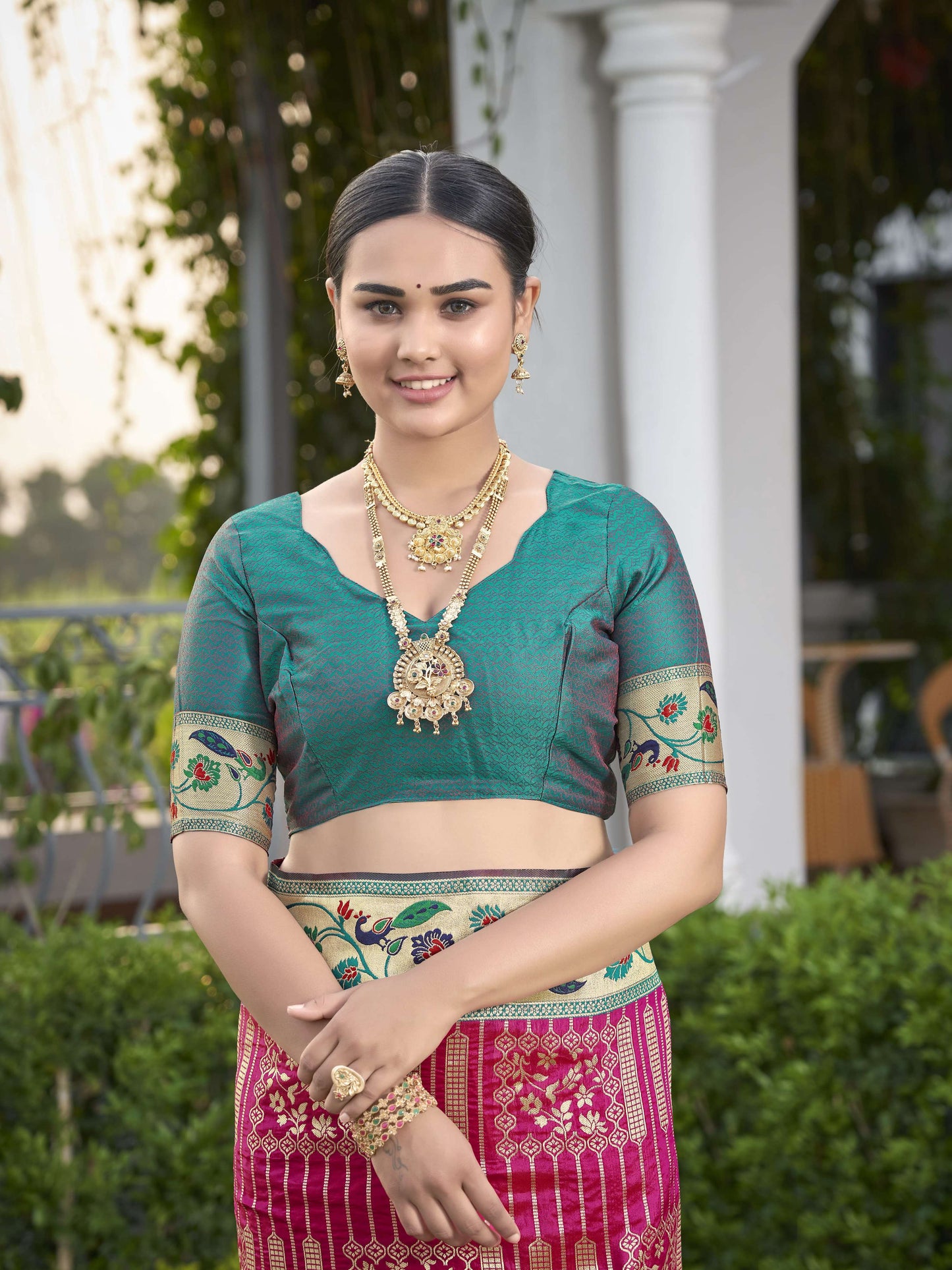 MANOHARI Banarasi Silk Blend Jacquard Work Saree - Pink