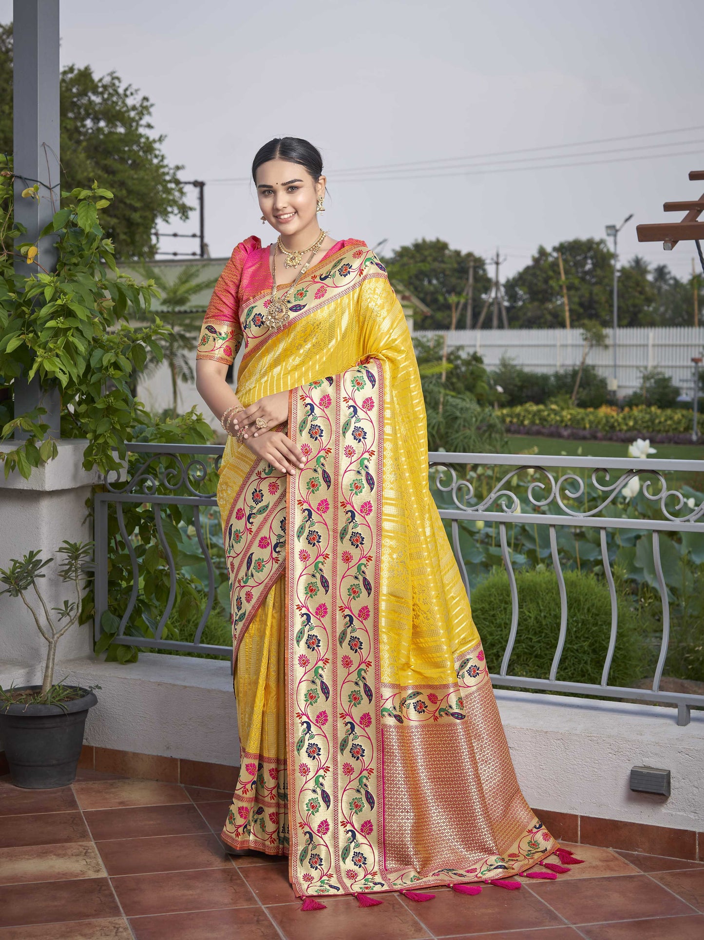 MANOHARI Banarasi Silk Blend Jacquard Work Saree - Yellow