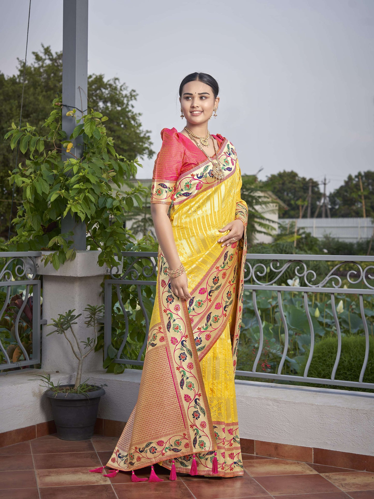MANOHARI Banarasi Silk Blend Jacquard Work Saree - Yellow