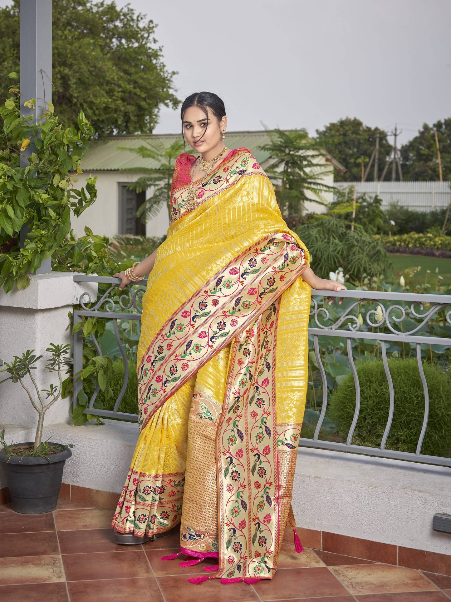 MANOHARI Banarasi Silk Blend Jacquard Work Saree - Yellow