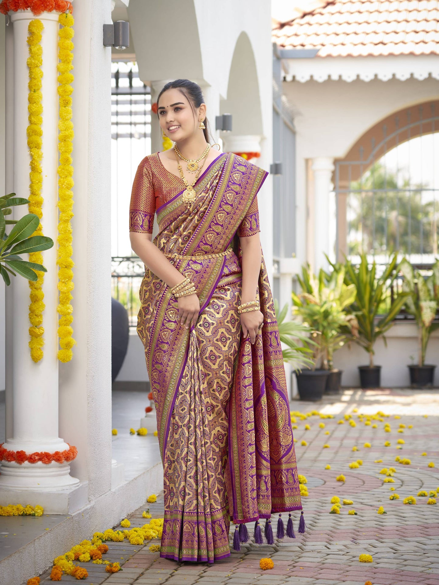 MANOHARI Banarasi Silk Blend Jacquard Work Saree - Purple