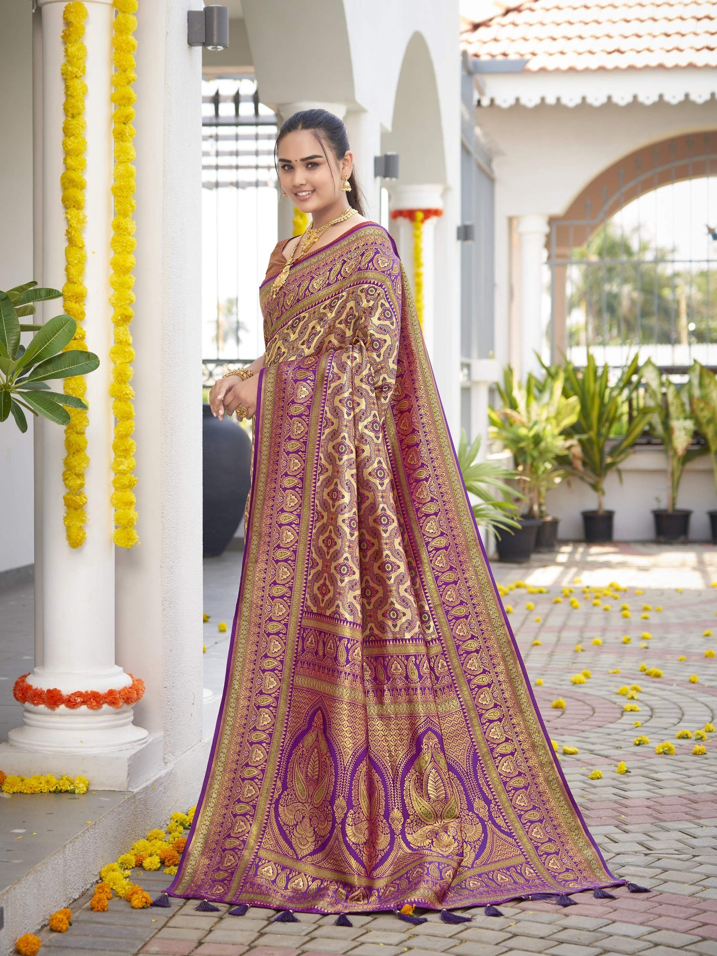 MANOHARI Banarasi Silk Blend Jacquard Work Saree - Purple