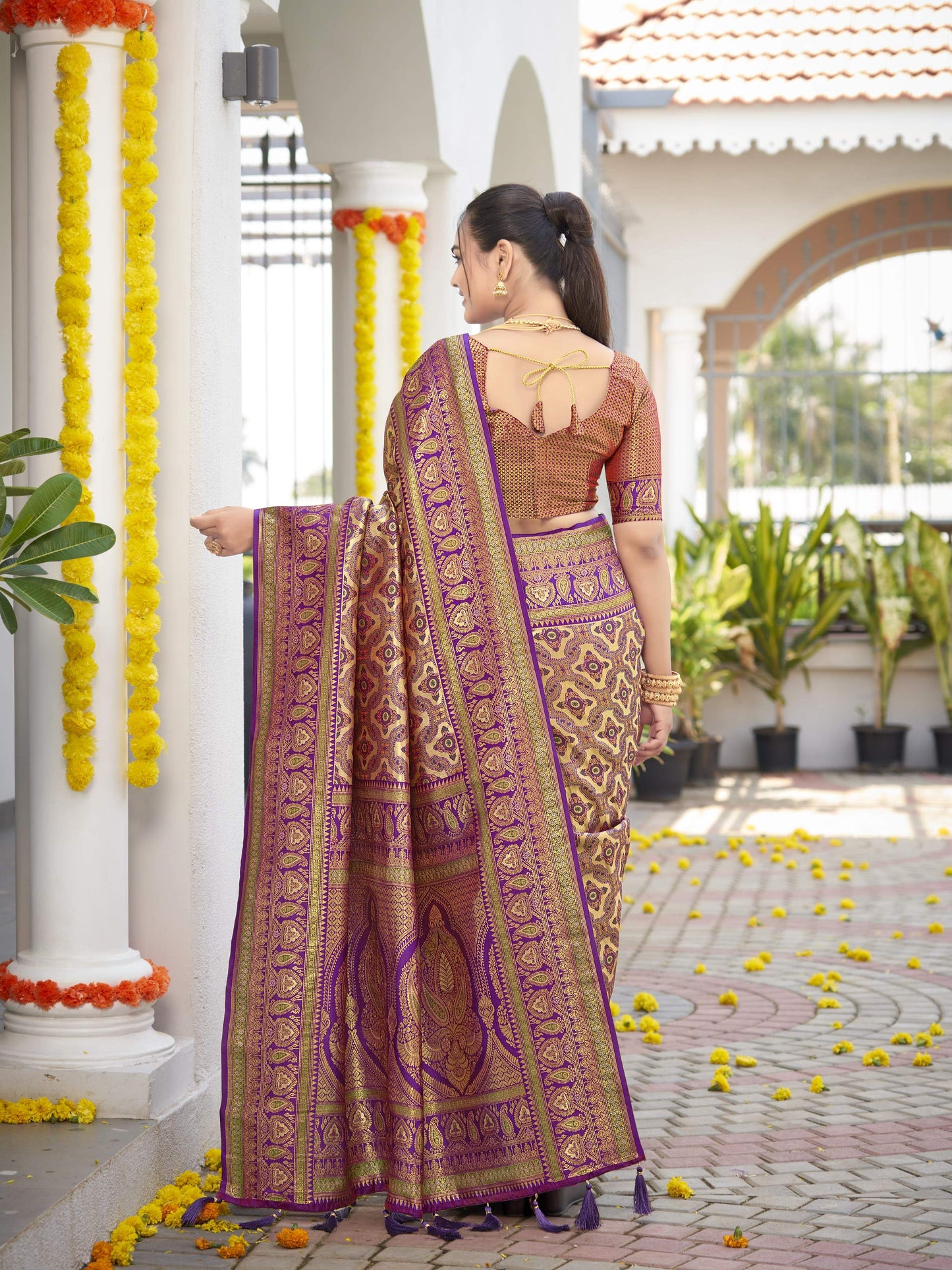 MANOHARI Banarasi Silk Blend Jacquard Work Saree - Purple