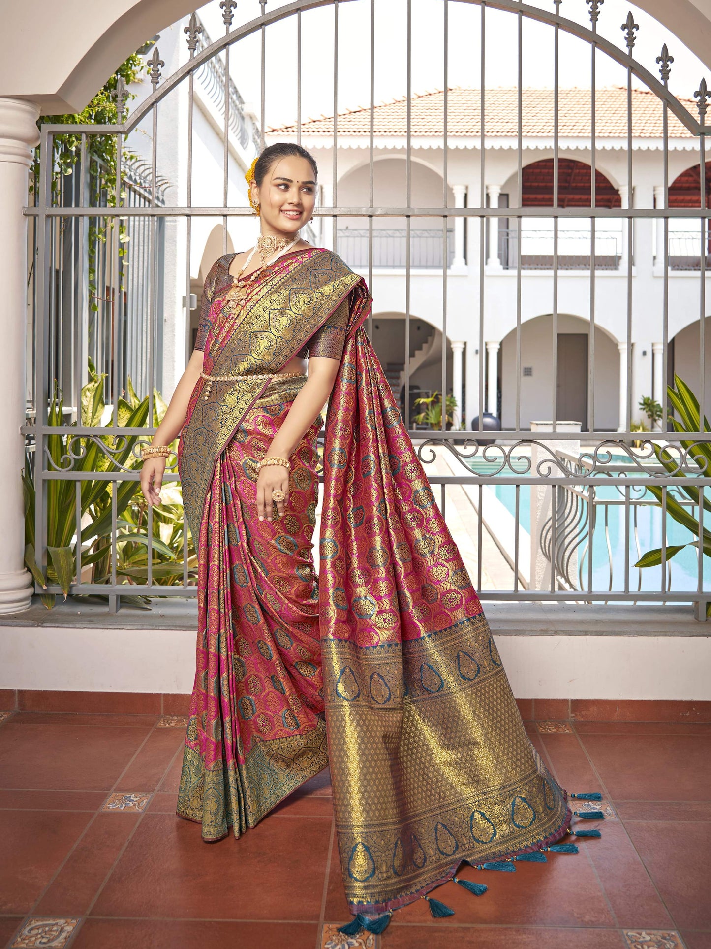 MANOHARI Banarasi Silk Blend Jacquard Work Saree - Pink
