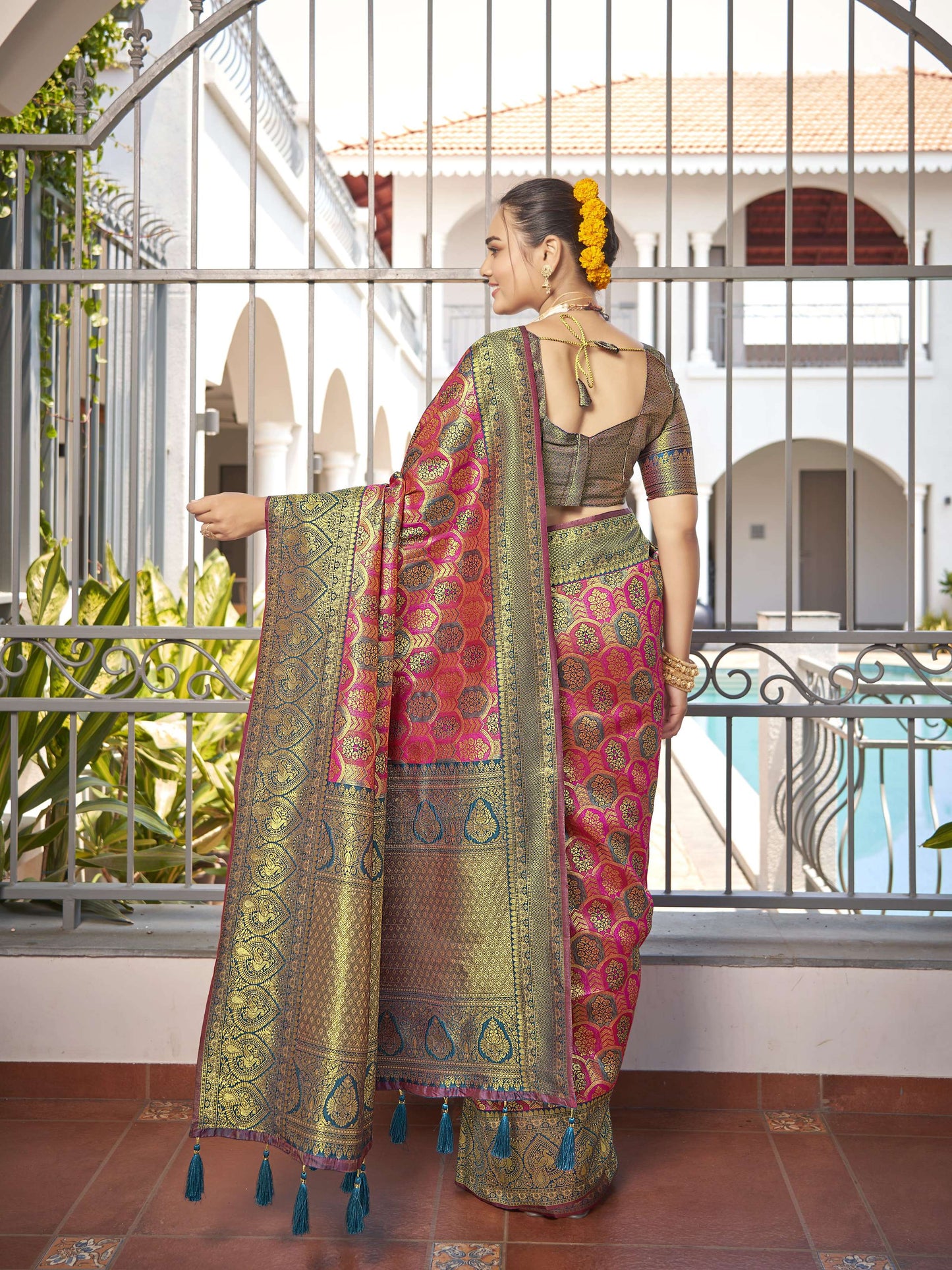 MANOHARI Banarasi Silk Blend Jacquard Work Saree - Pink