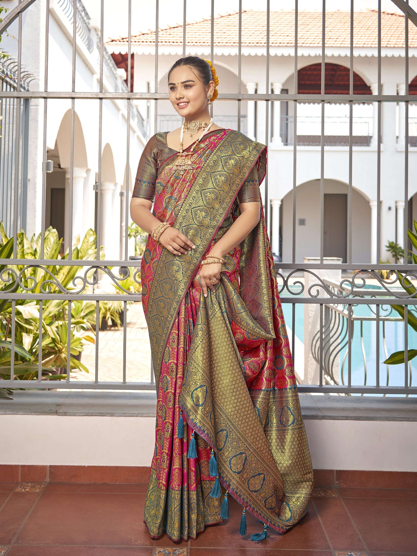MANOHARI Banarasi Silk Blend Jacquard Work Saree - Pink