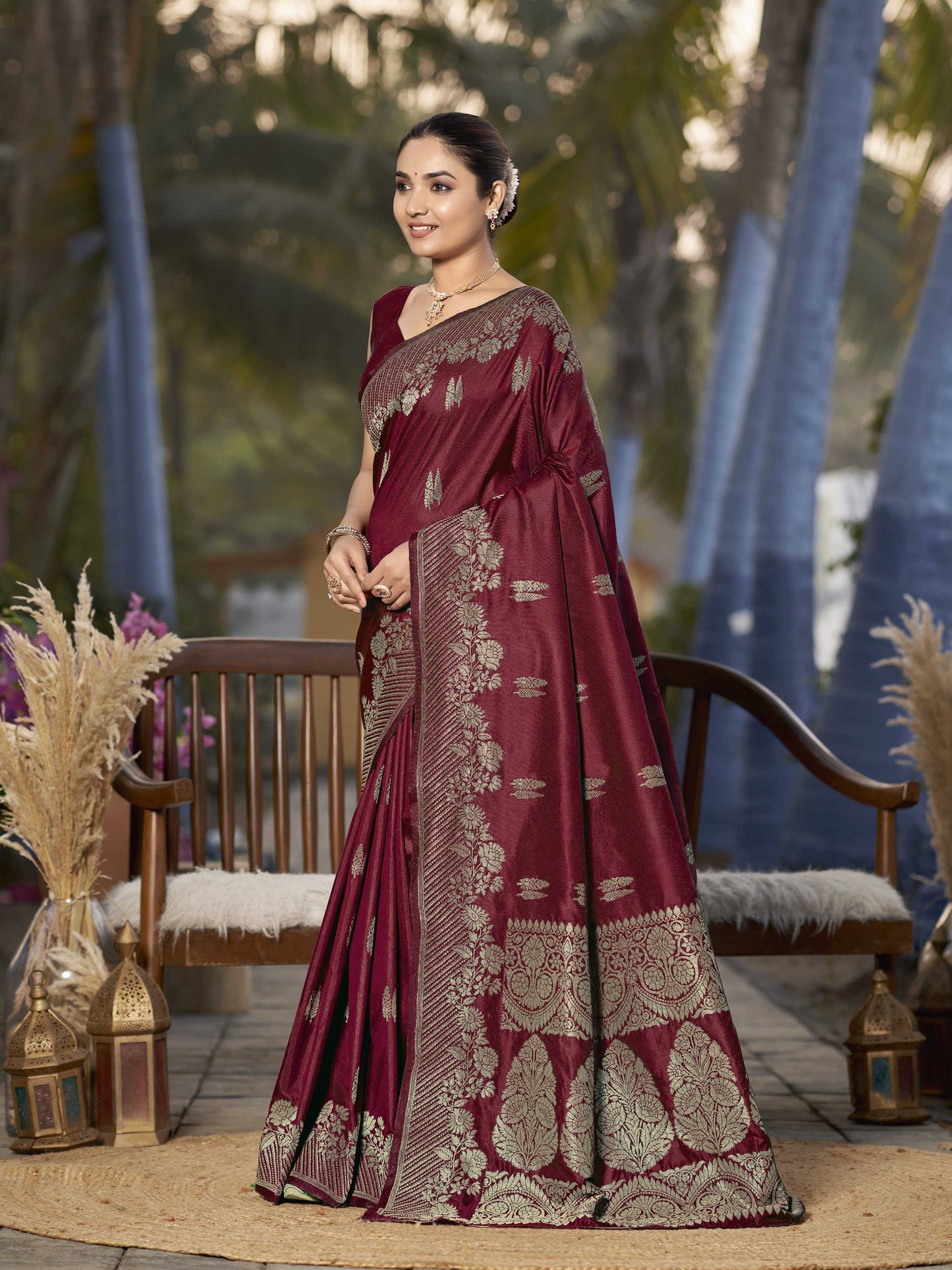 MANOHARI Banarasi Silk Blend Jacquard Work Saree - Red