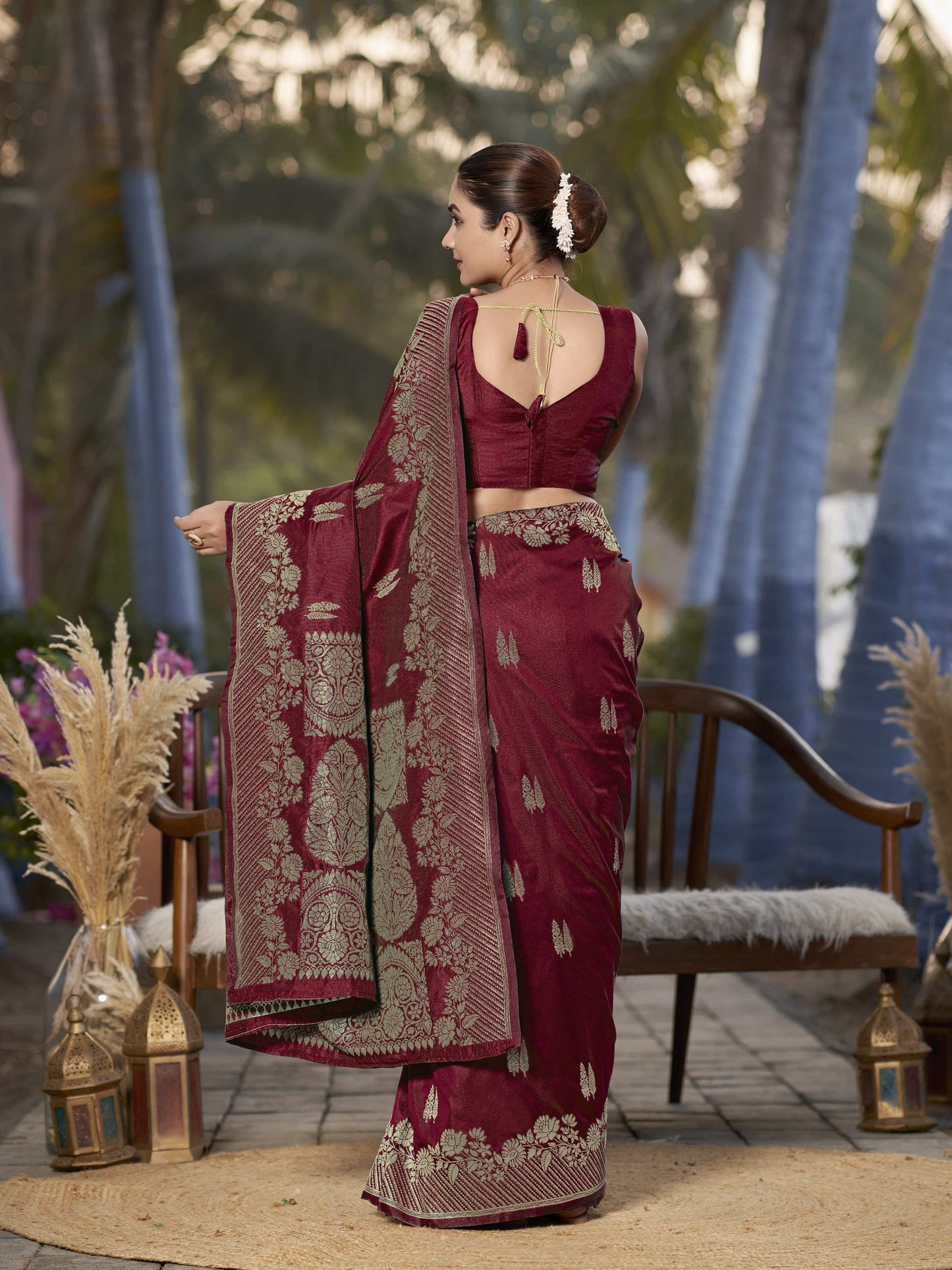 MANOHARI Banarasi Silk Blend Jacquard Work Saree - Red
