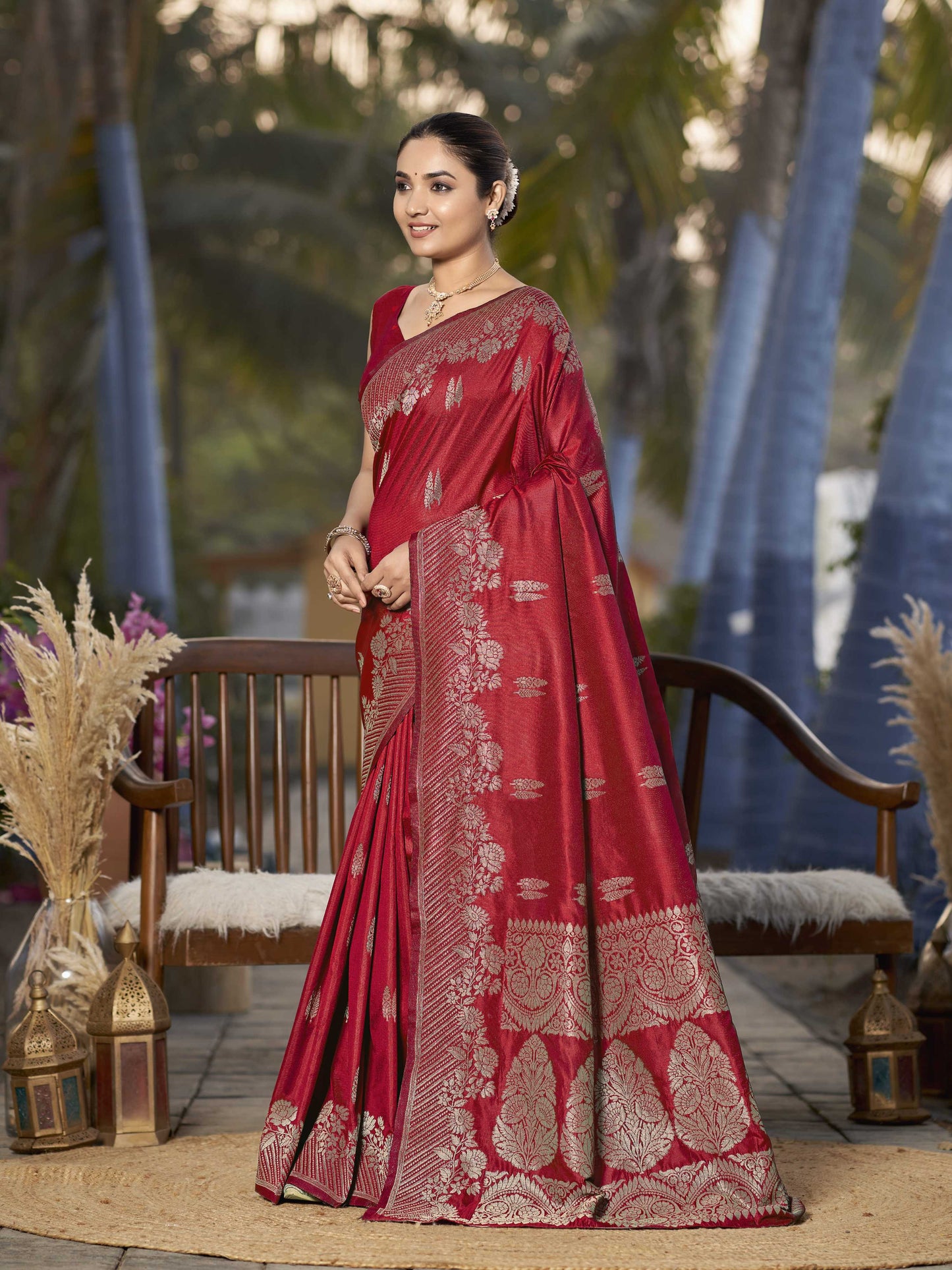 MANOHARI Banarasi Silk Blend Jacquard Work Saree - Red