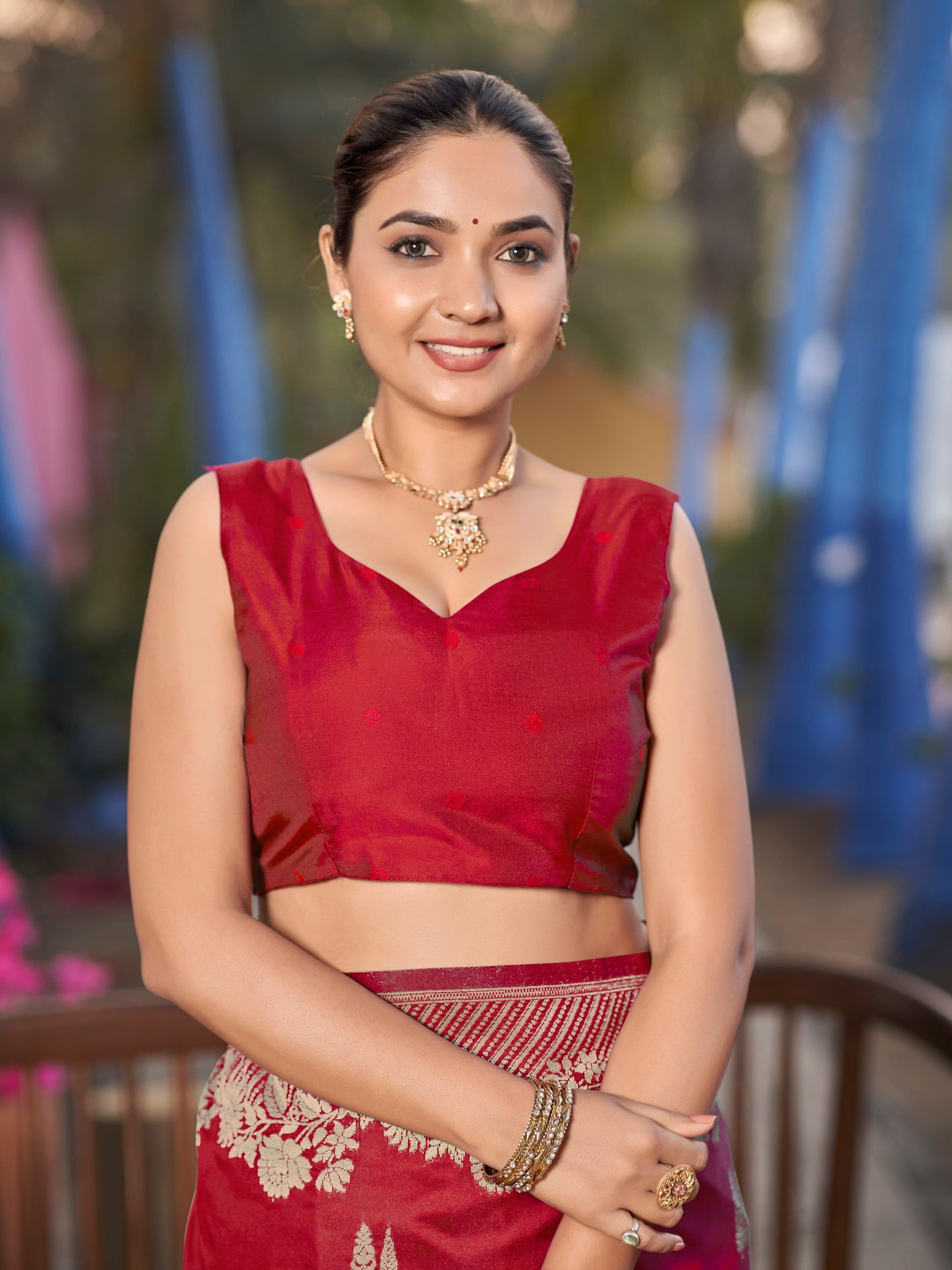 MANOHARI Banarasi Silk Blend Jacquard Work Saree - Red