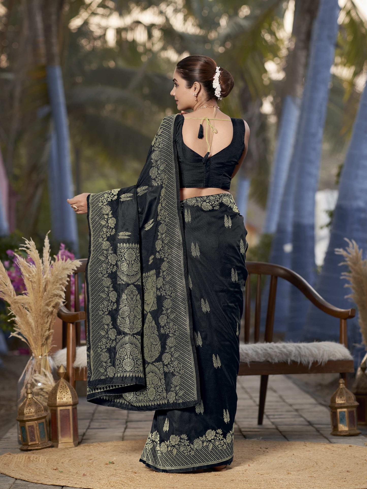 MANOHARI Banarasi Silk Blend Jacquard Work Saree - Black