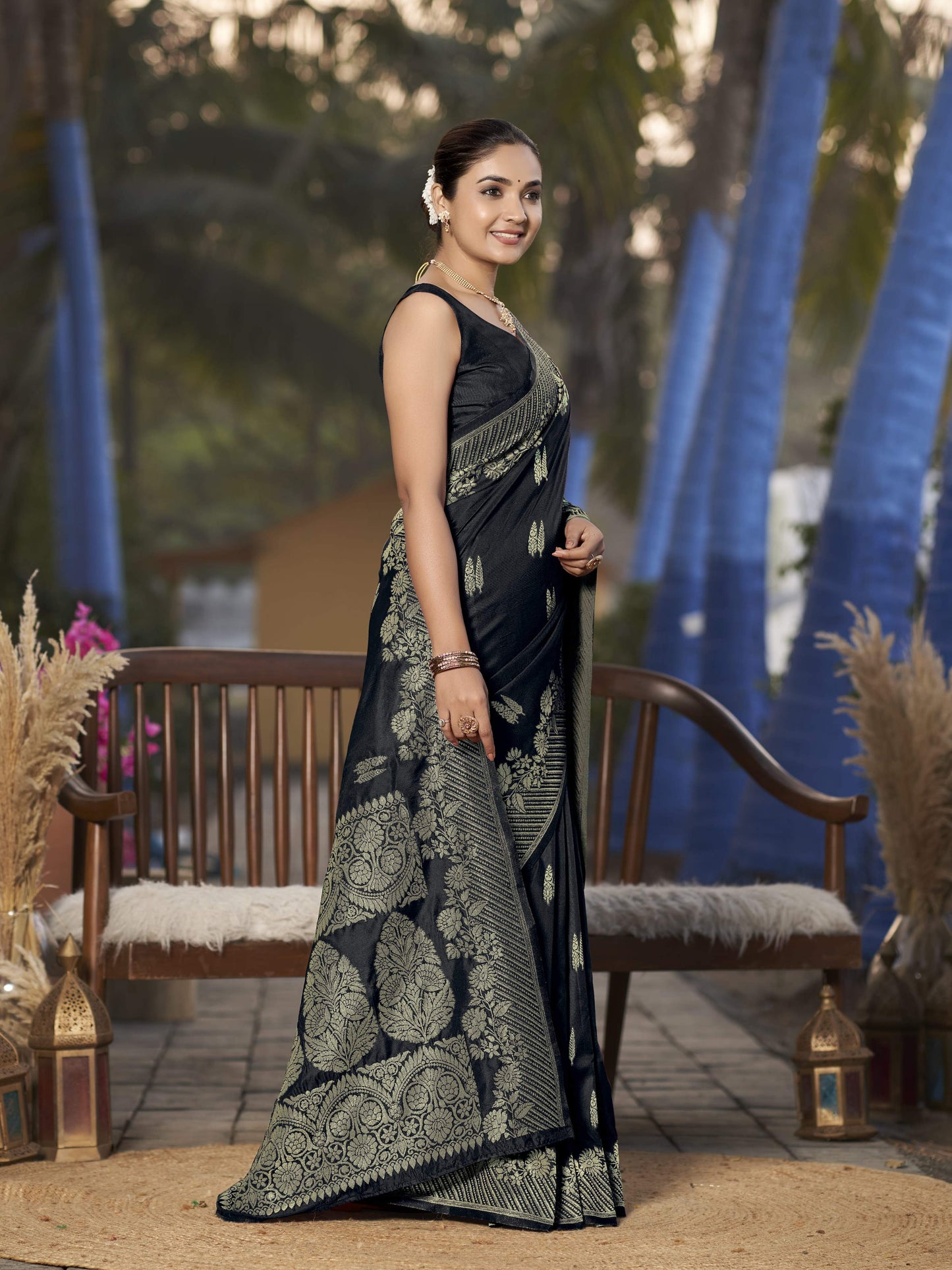 MANOHARI Banarasi Silk Blend Jacquard Work Saree - Black